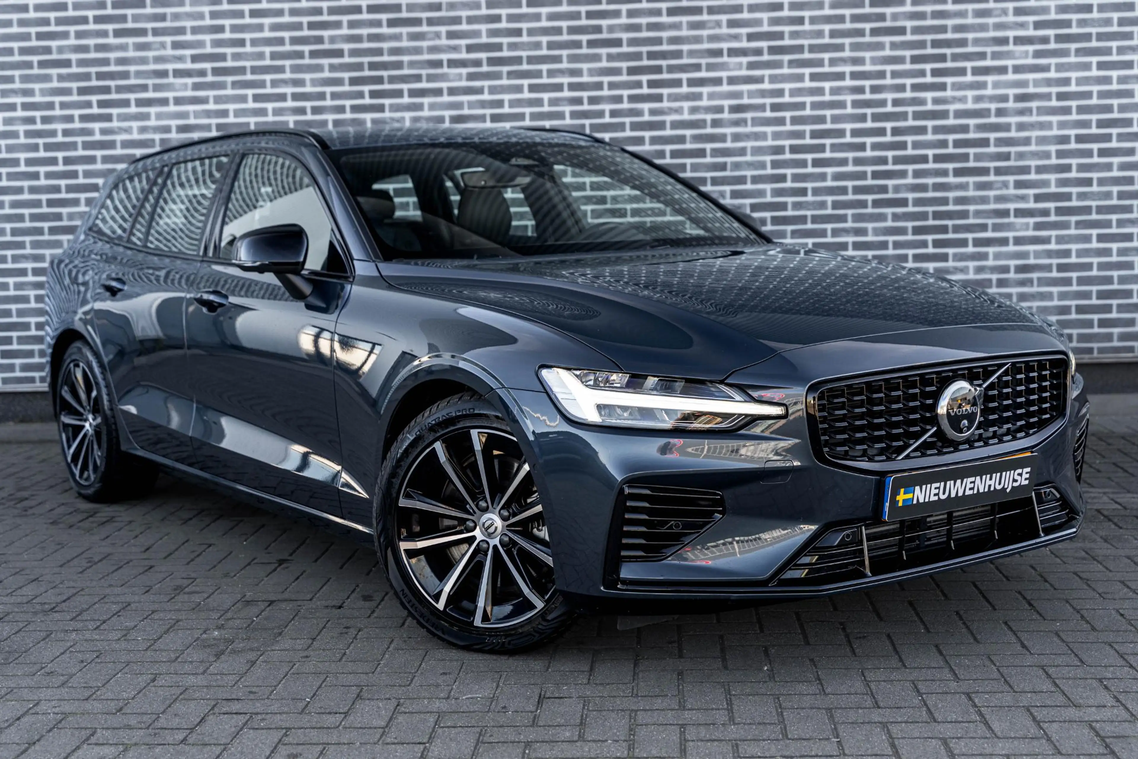 Volvo V60 2.0 T6 Plug-in Hybrid AWD Plus Dark | PHEV Long Ra — photo 2