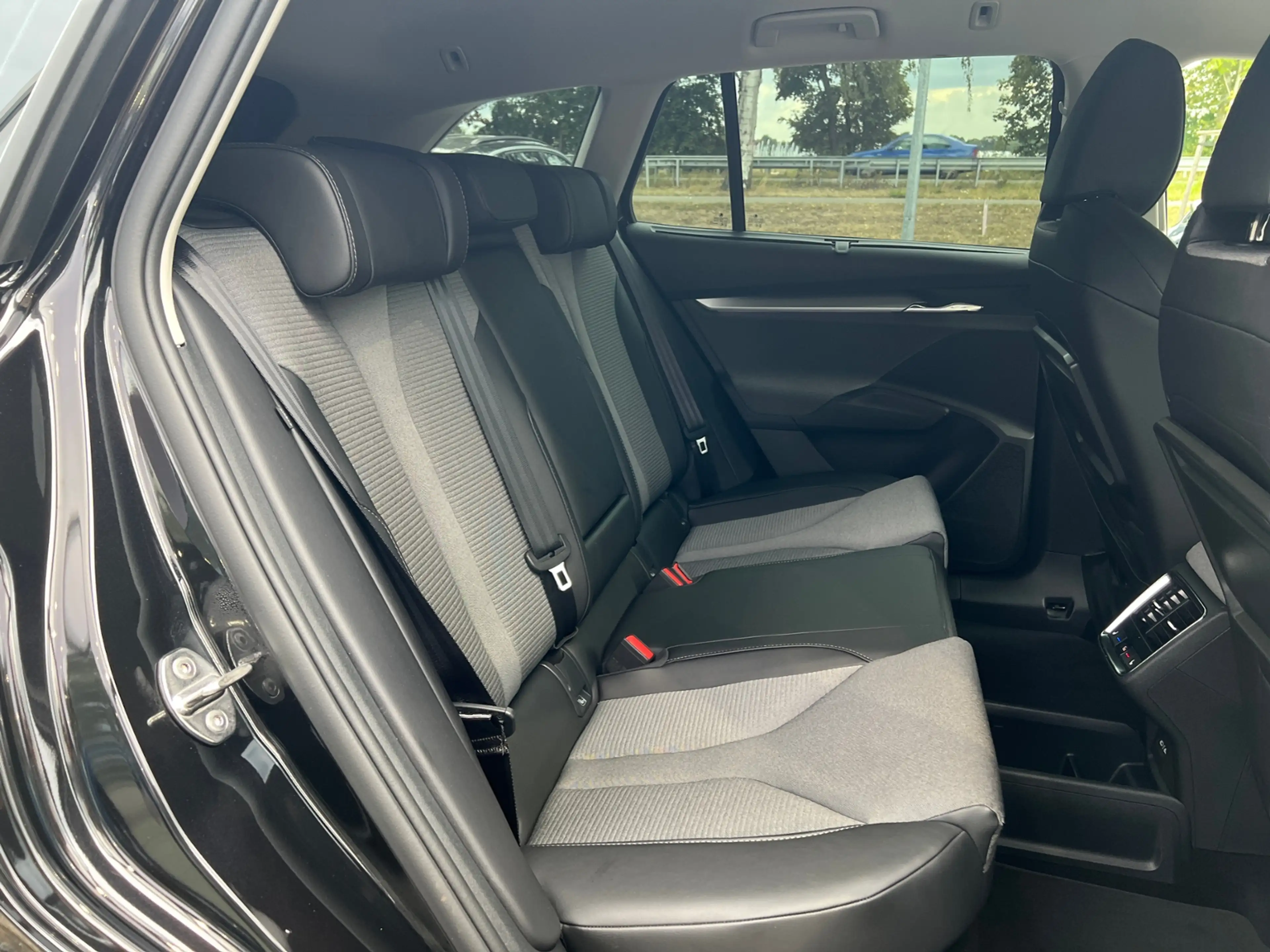 Skoda Enyaq iV 60 Loft 62kWh *AHK,LED,ACC,Navi,Kamera,19''-LM — photo 10