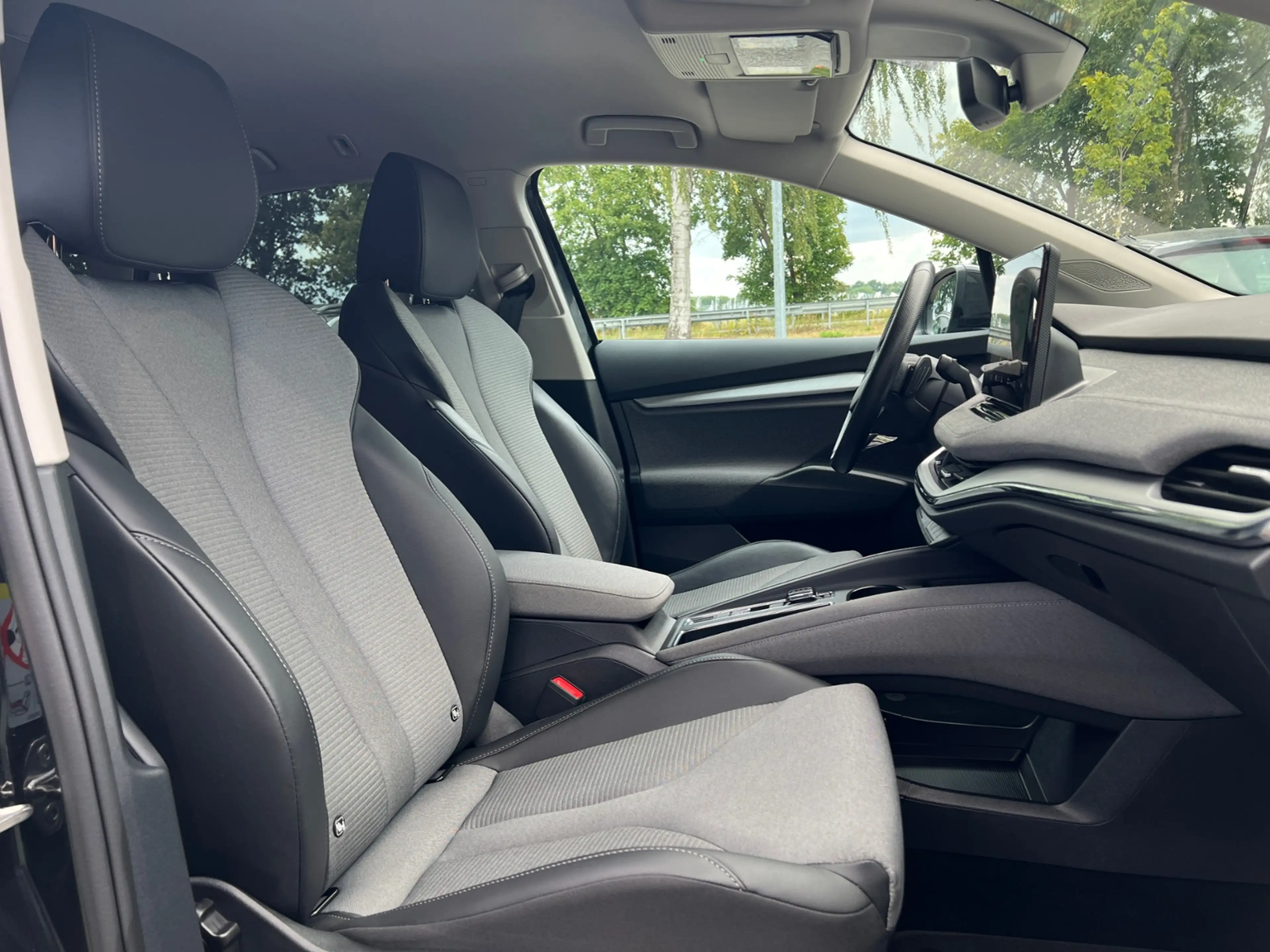 Skoda Enyaq iV 60 Loft 62kWh *AHK,LED,ACC,Navi,Kamera,19''-LM — photo 9