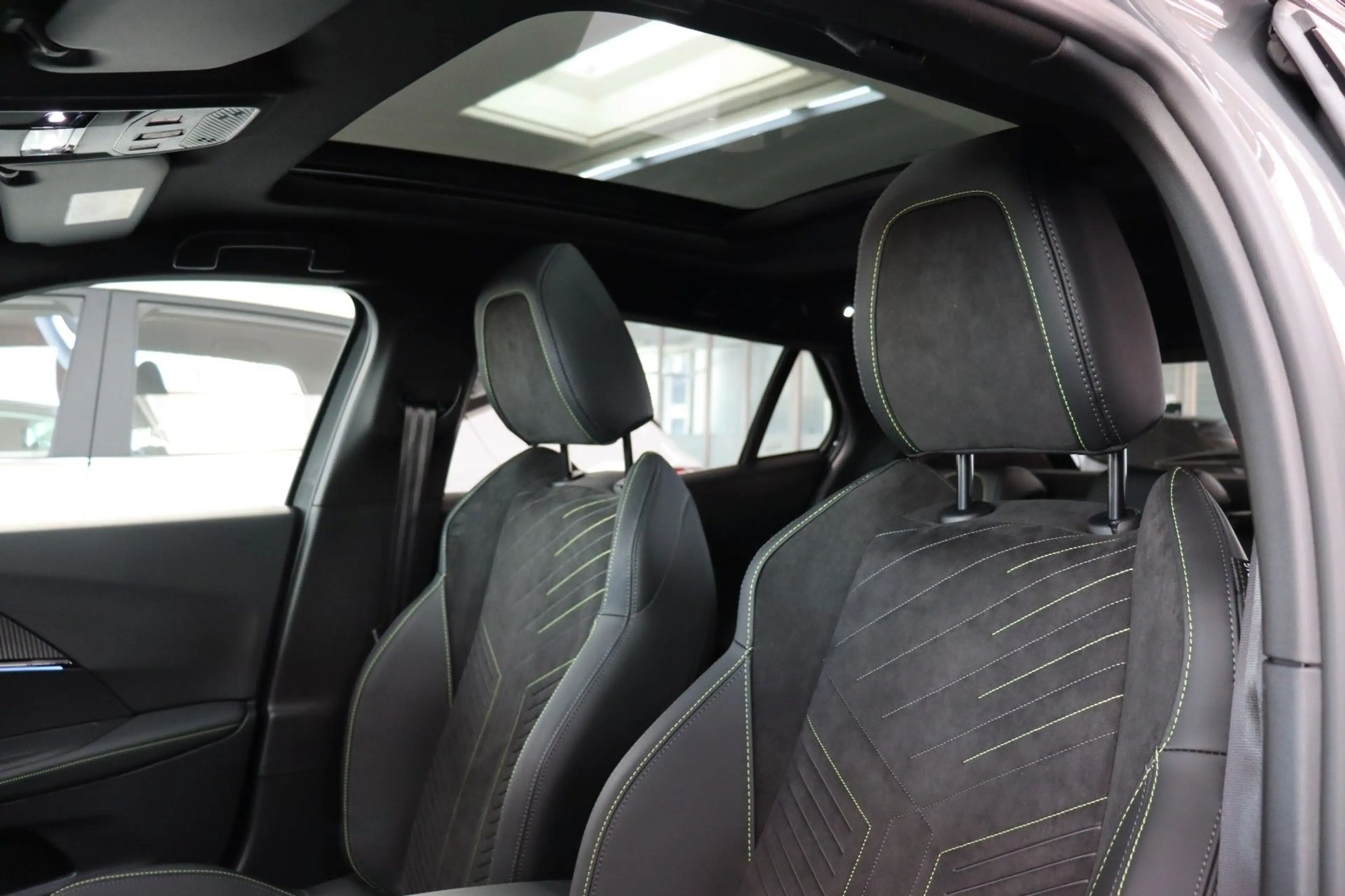Peugeot 2008 HYBRID 145 e-DSC6 GT Alcant360° Schiebedach — photo 11