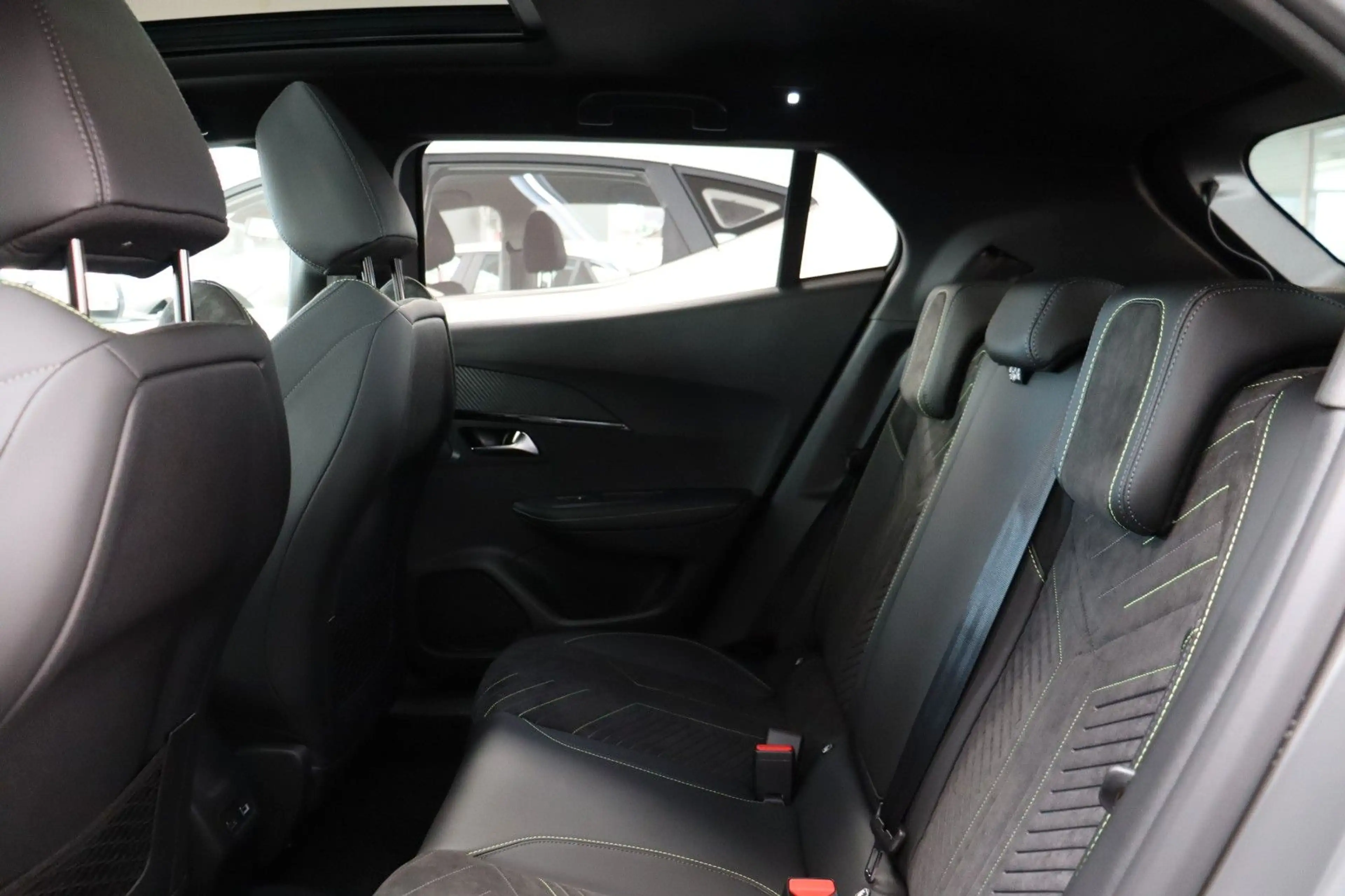 Peugeot 2008 HYBRID 145 e-DSC6 GT Alcant360° Schiebedach — photo 14