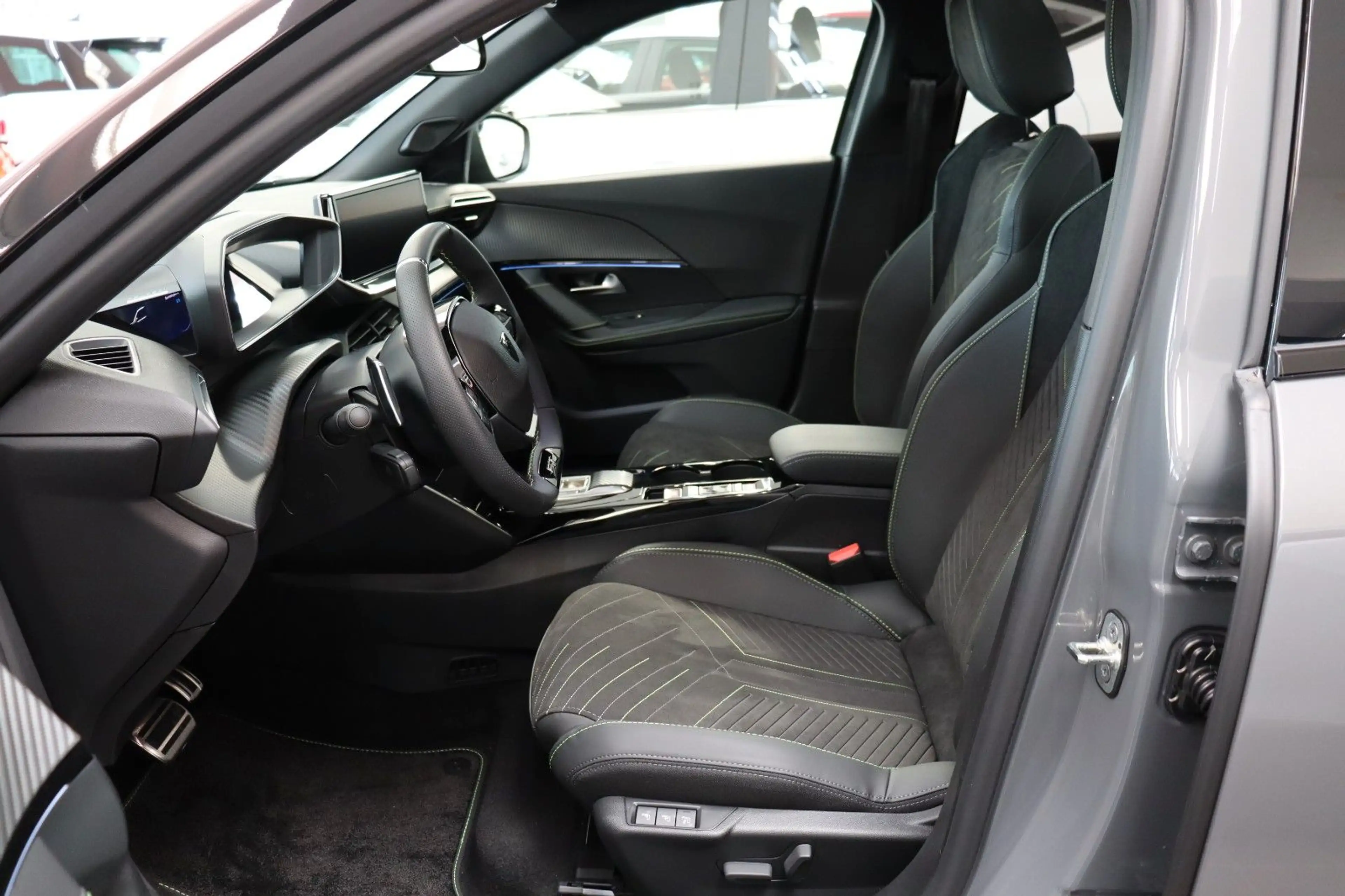 Peugeot 2008 HYBRID 145 e-DSC6 GT Alcant360° Schiebedach — photo 13