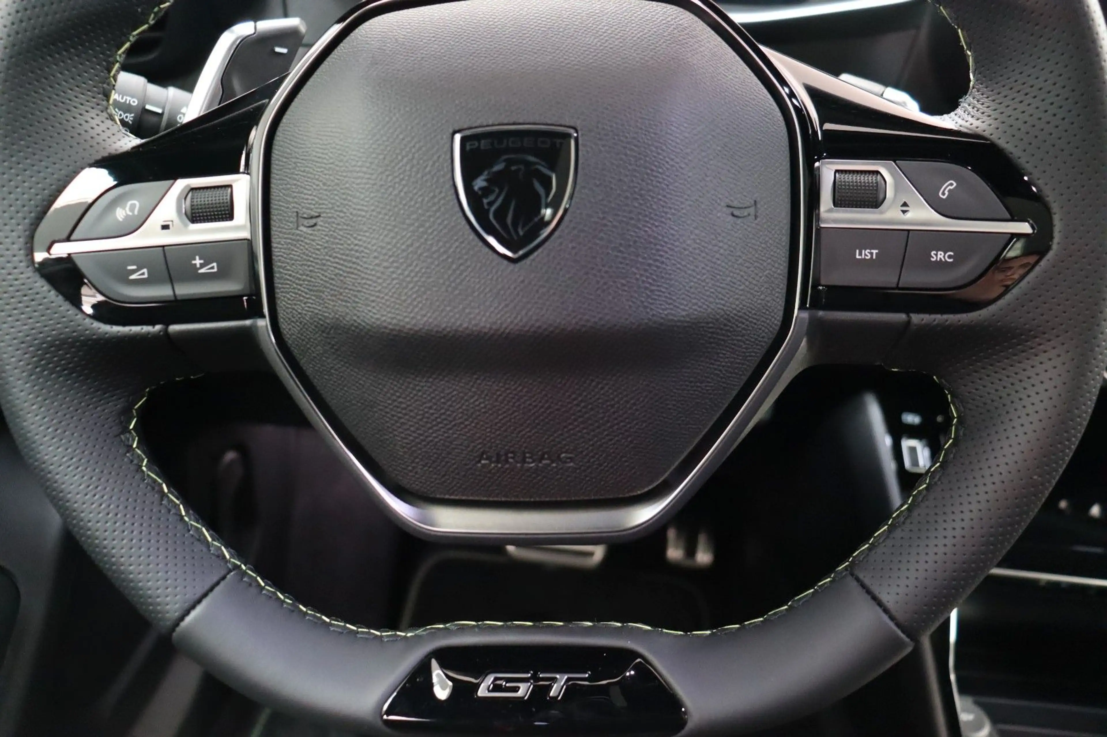 Peugeot 2008 HYBRID 145 e-DSC6 GT Alcant360° Schiebedach — photo 9