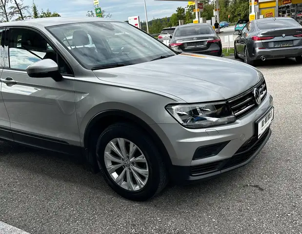 Volkswagen Tiguan view 4