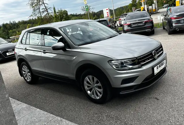 Volkswagen Tiguan view 3