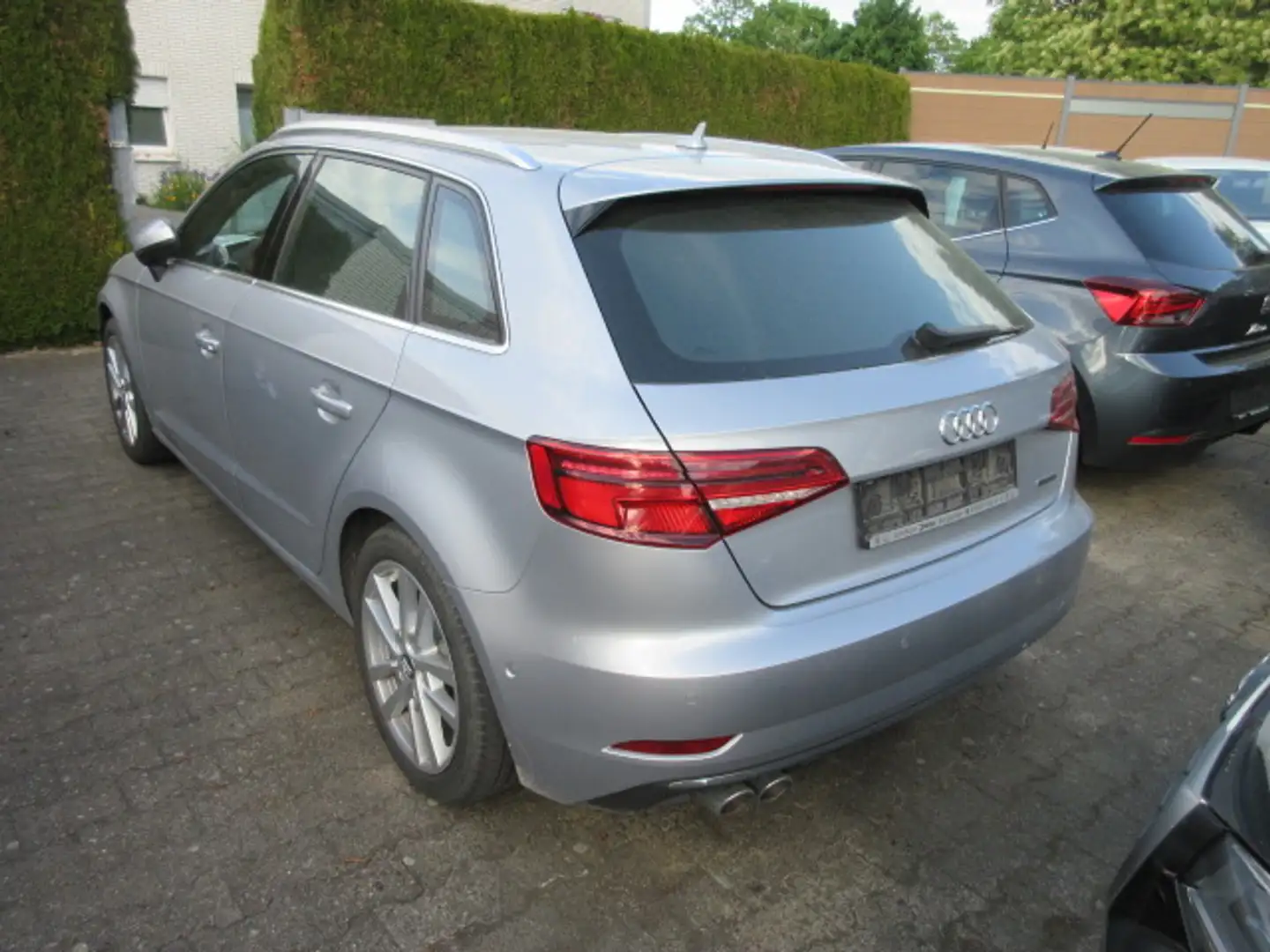 Audi A3 Sportback Design 2.0 TDI quattro S tronic NAVI AHK Silber - 2
