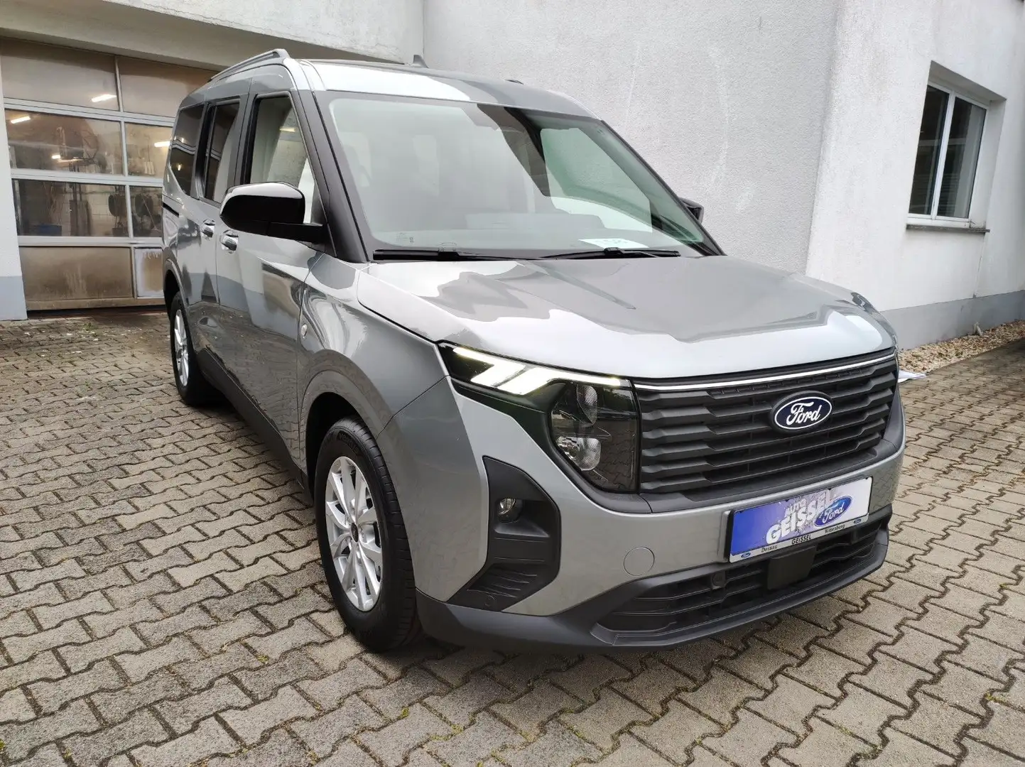 Ford Tourneo Courier Titanium ACC Navi PDC Winterp Grau - 2