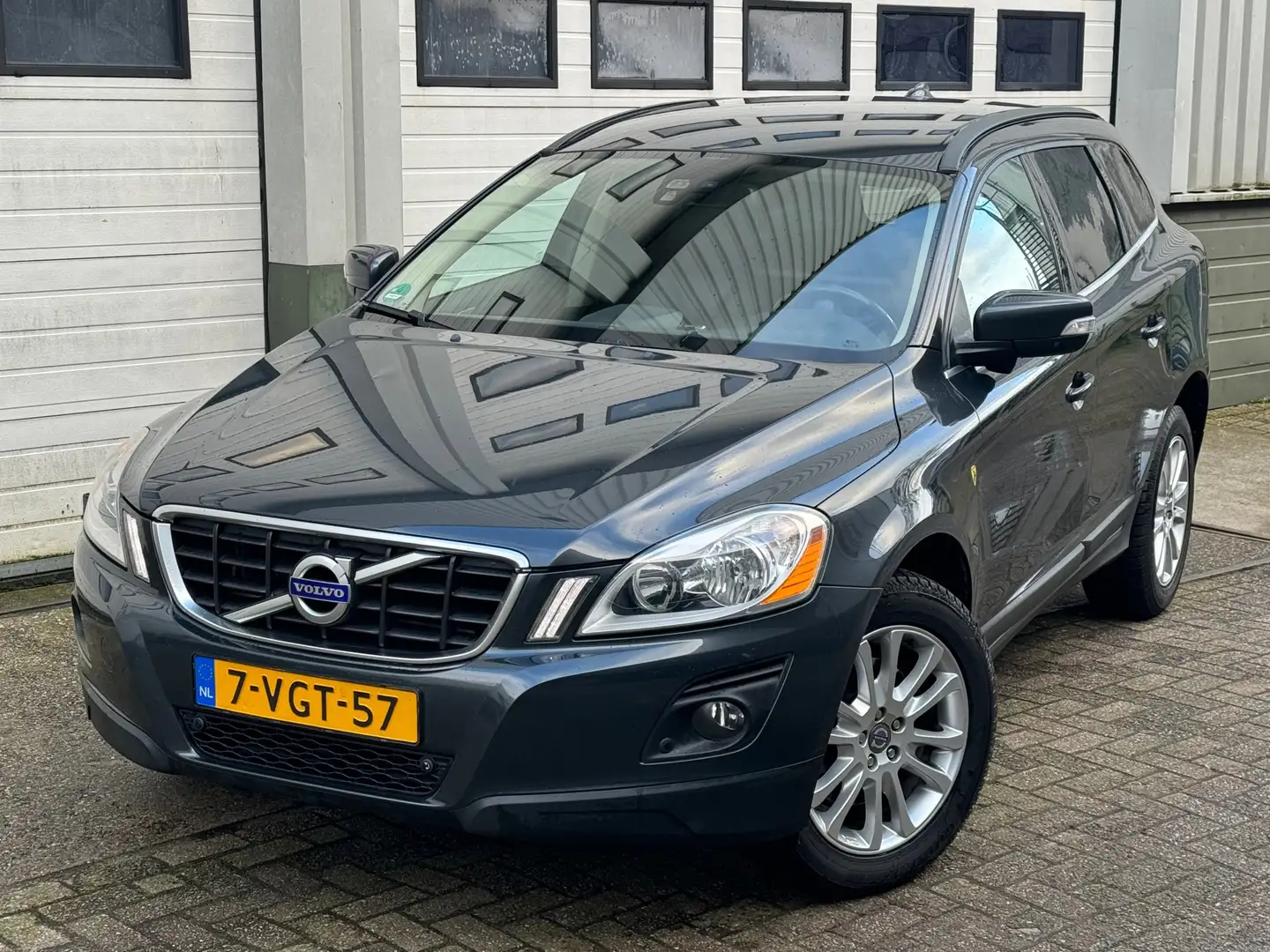 Volvo XC60 2.4 D5 Momentum / Grijs kenteken - 1