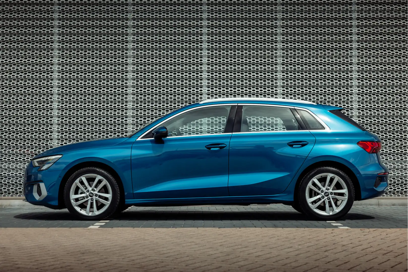 Audi A3 Sportback 35 TFSI 150pk s-tronic Advanced edition Blauw - 2