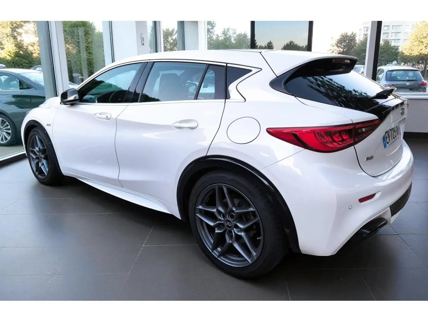 Infiniti Q30 S Q30S 2.0 TURBO 211 AWD 4X4 SPORT / TOIT PANO / BOSE Blanc - 2