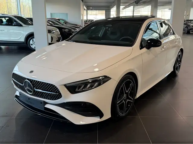 Mercedes-Benz A 200 Amg Panorama, Night Pack, Dodehoeks Assist, Mbux,