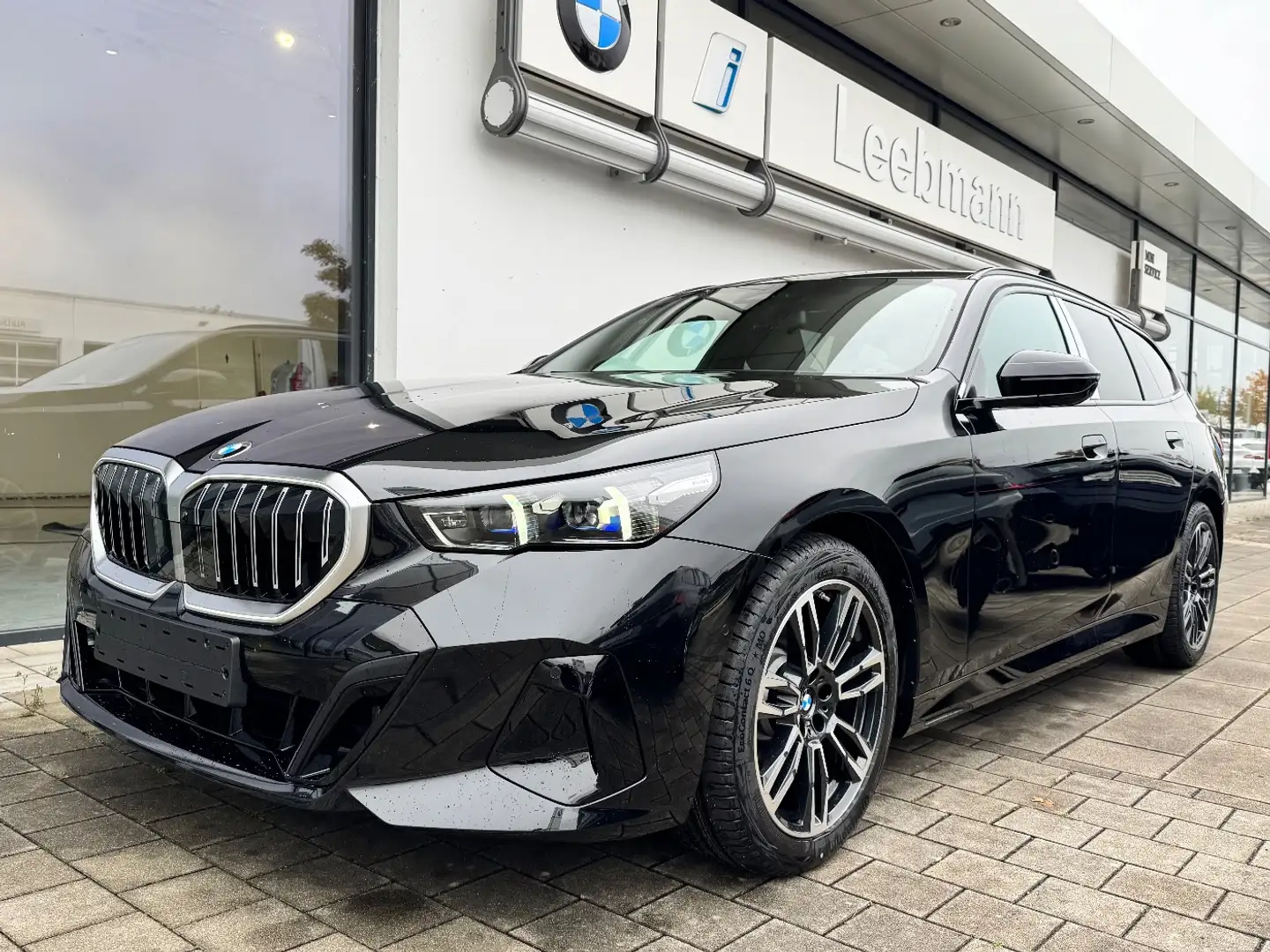 BMW 520 d Touring M-Sportpaket AHK/IconicGlow/ACC/HUD Schwarz - 2