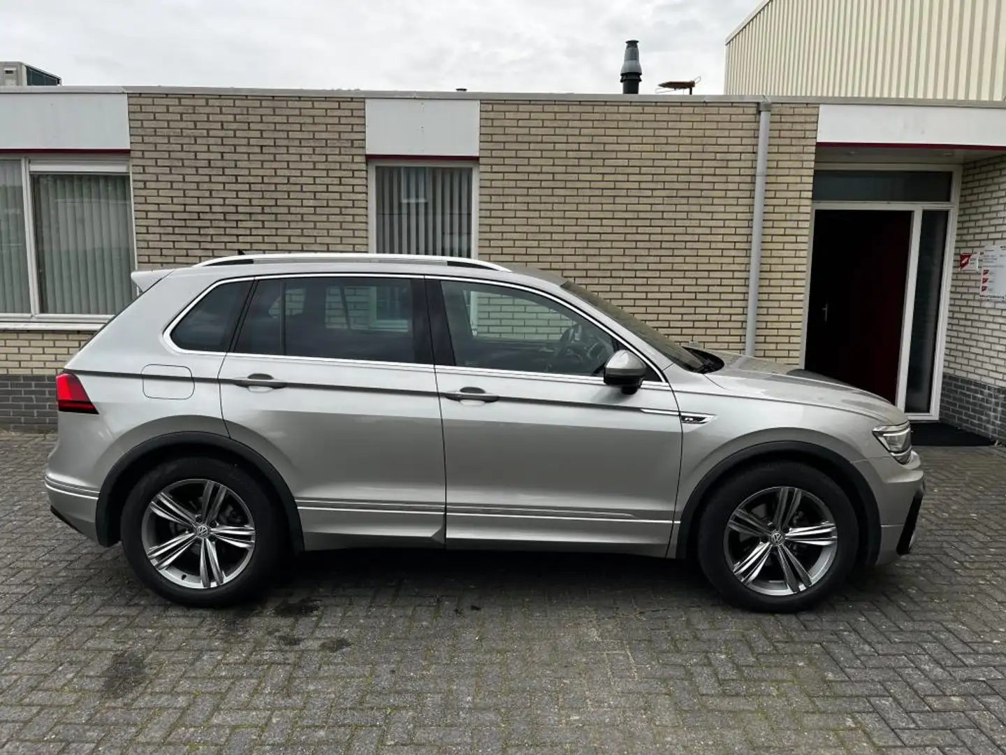 Volkswagen Tiguan 1.5 TSI ACT Highline Business R Trekhaak Gris - 2