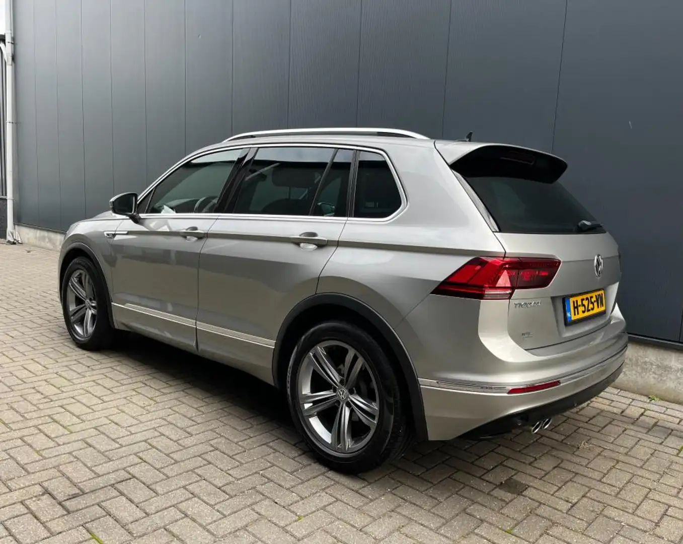 Volkswagen Tiguan 1.5 TSI ACT Highline Business R Trekhaak Gris - 2