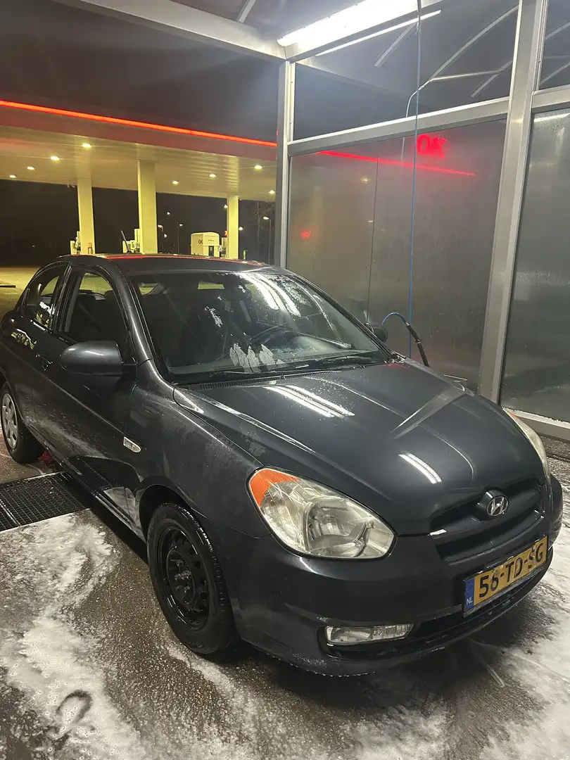 Hyundai ACCENT 1.4i Dynamic Grau - 2