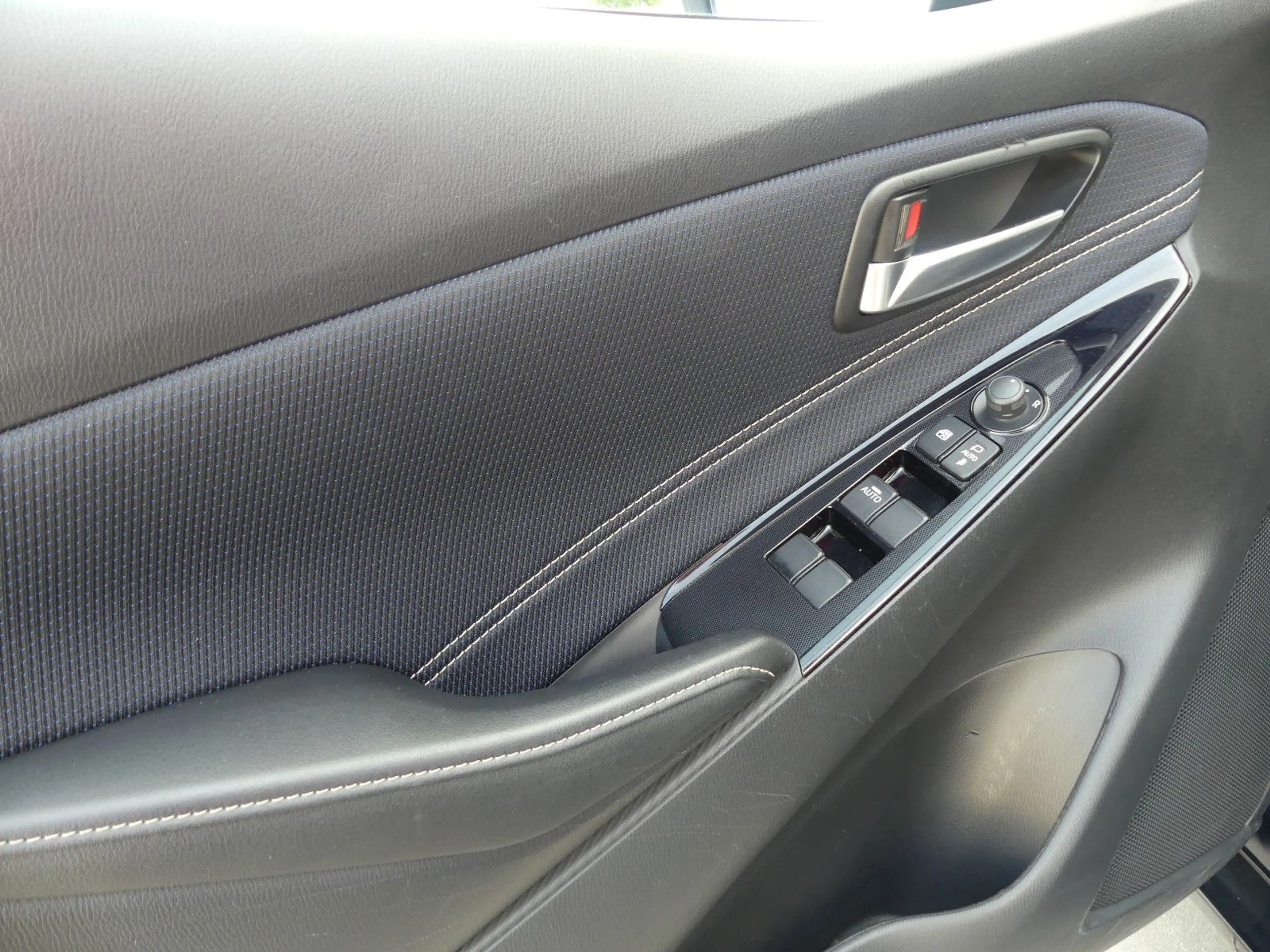 Mazda 2 e-SKYACTIV-G 90 M Hybrid Sports-Line — photo 12