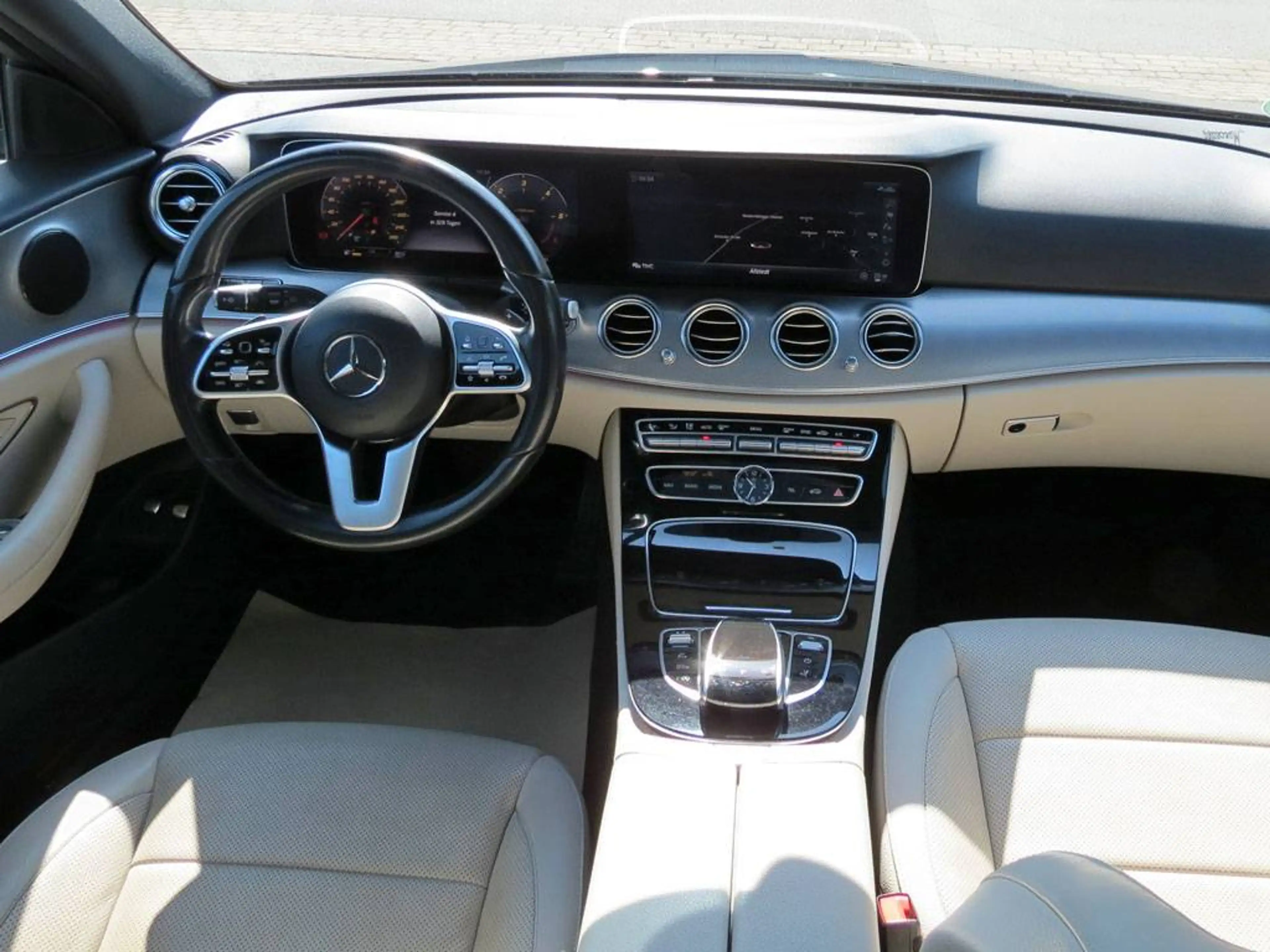 Mercedes-Benz E 400 d T-Modell 4M LED Distr. Widescreen Panorama — photo 9