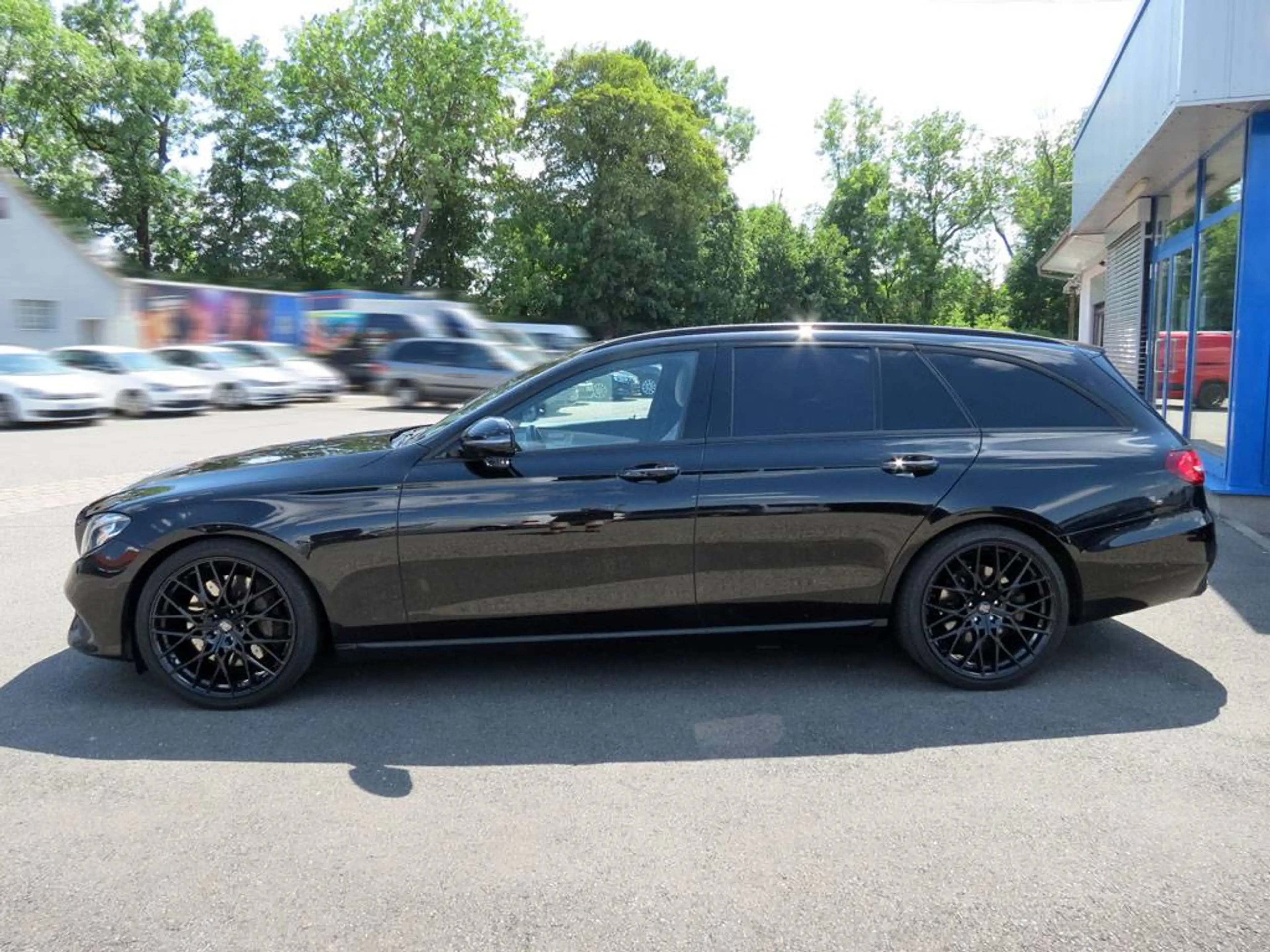 Mercedes-Benz E 400 d T-Modell 4M LED Distr. Widescreen Panorama — photo 3