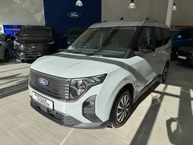 Ford Tourneo Courier Titanium Automatik / RFK