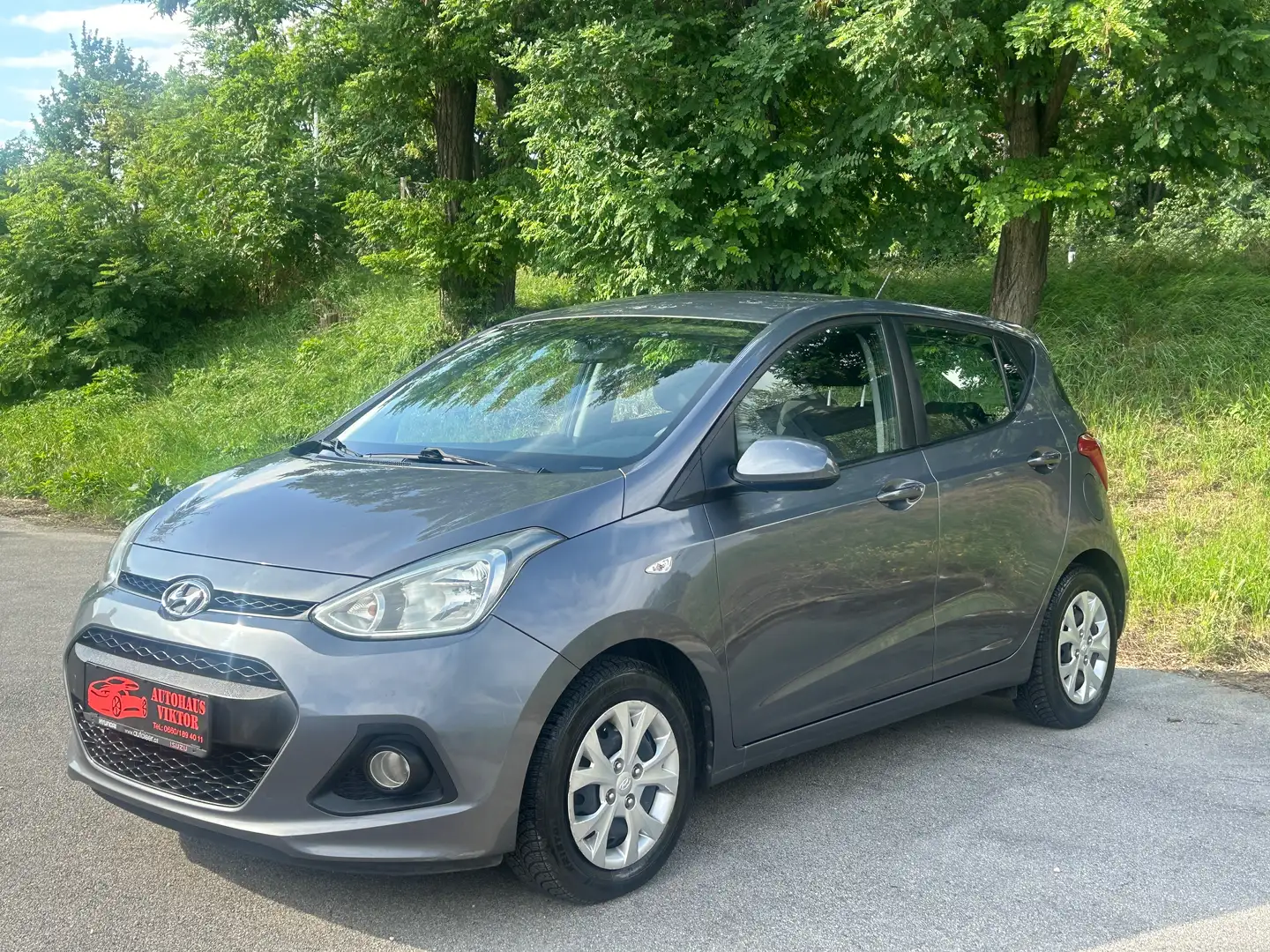 Hyundai i10 1,0 Comfort Grau - 1