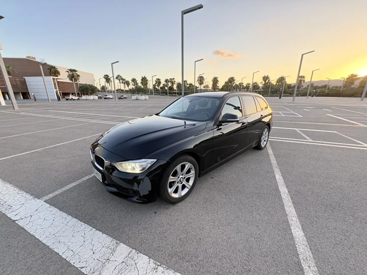 BMW 318 318d Touring Essential Plus Edition Negro - 2