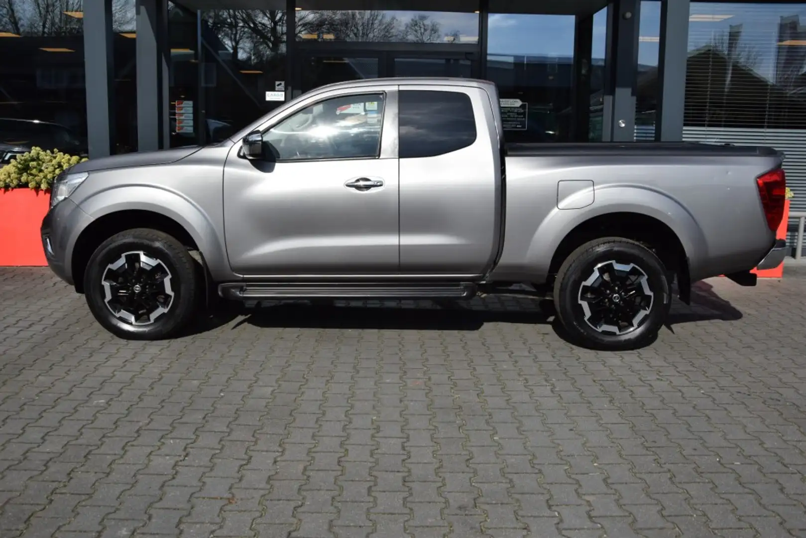 Nissan Navara 2.3 DCI N-CONNECTA 4WD VAN Grijs - 2