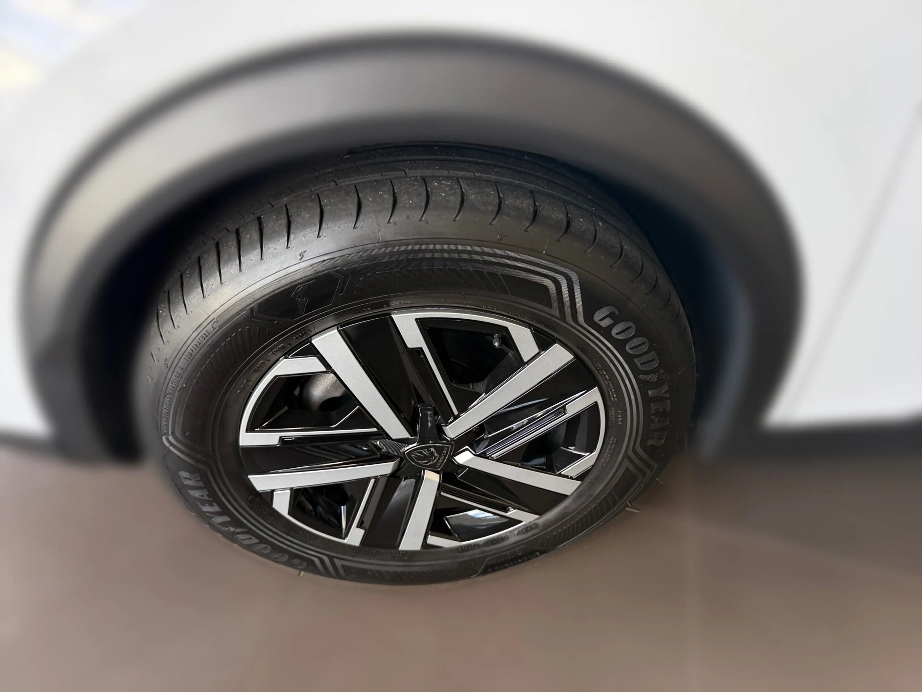 Peugeot 2008 1.2 PureTech 100 Active LED PDC KlimaA — photo 4