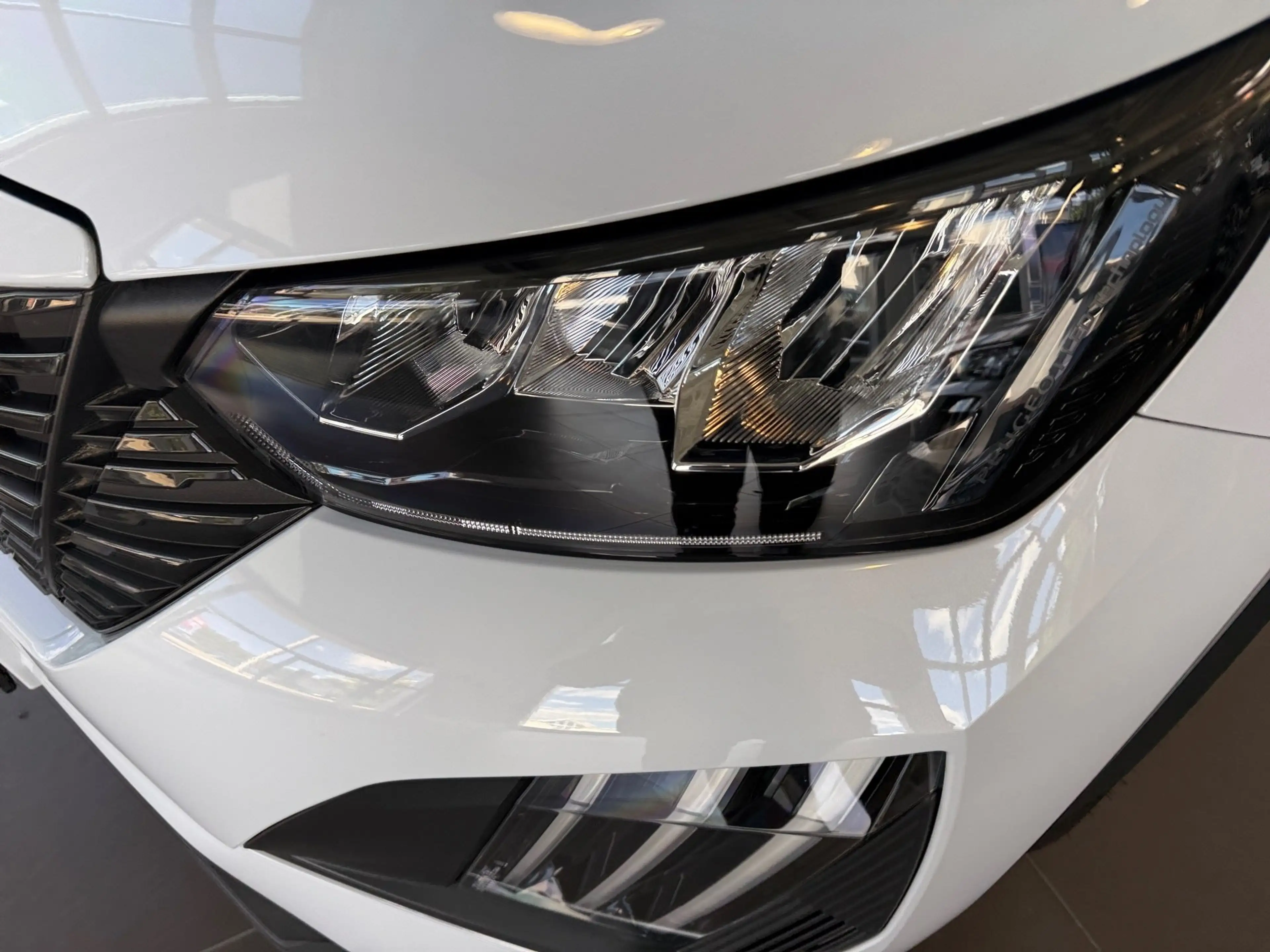 Peugeot 2008 1.2 PureTech 100 Active LED PDC KlimaA — photo 3