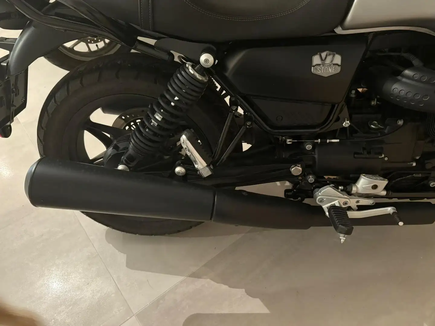 Moto Guzzi V 7 STONE Argent - 2