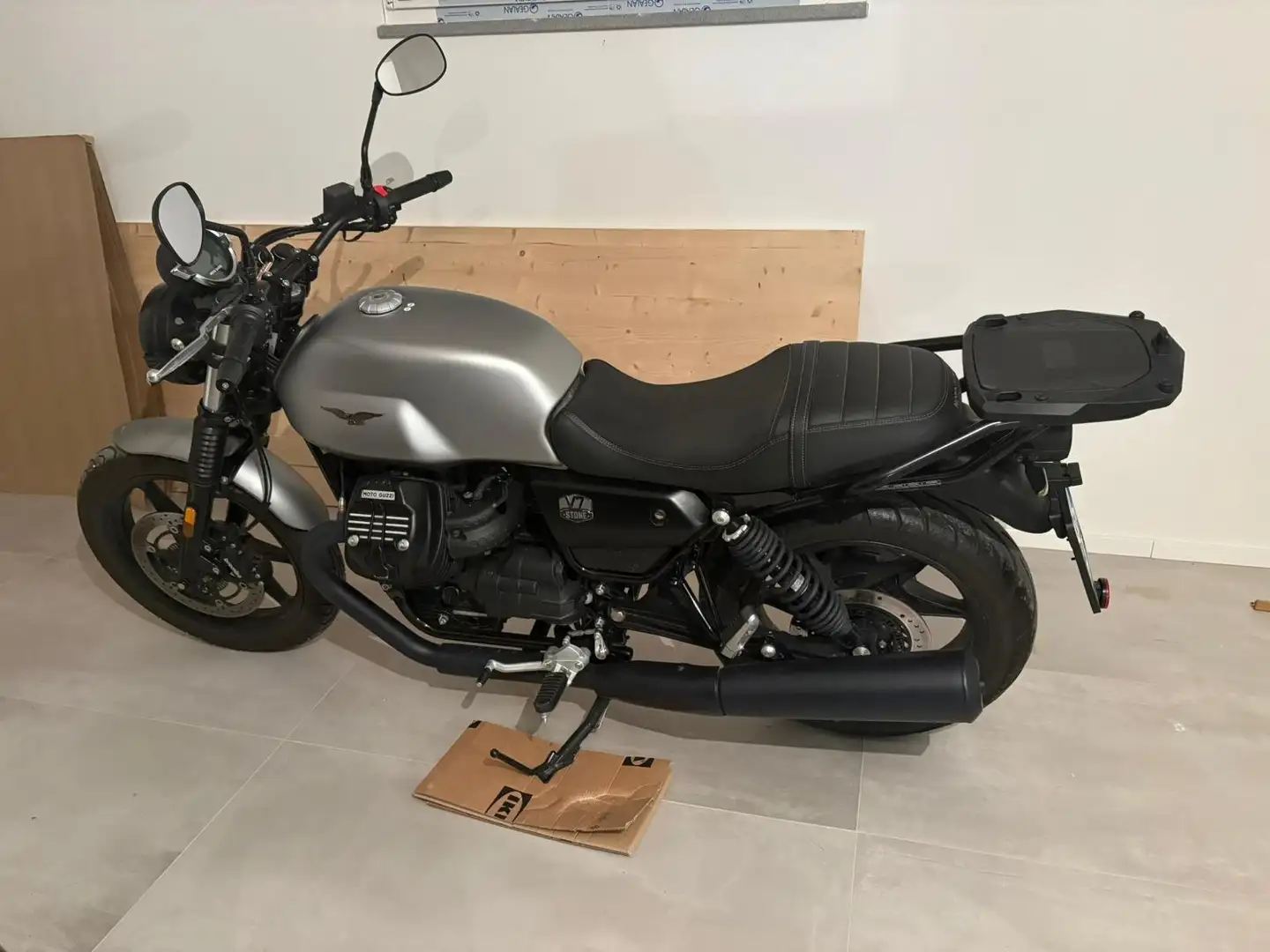 Moto Guzzi V 7 STONE Argent - 1