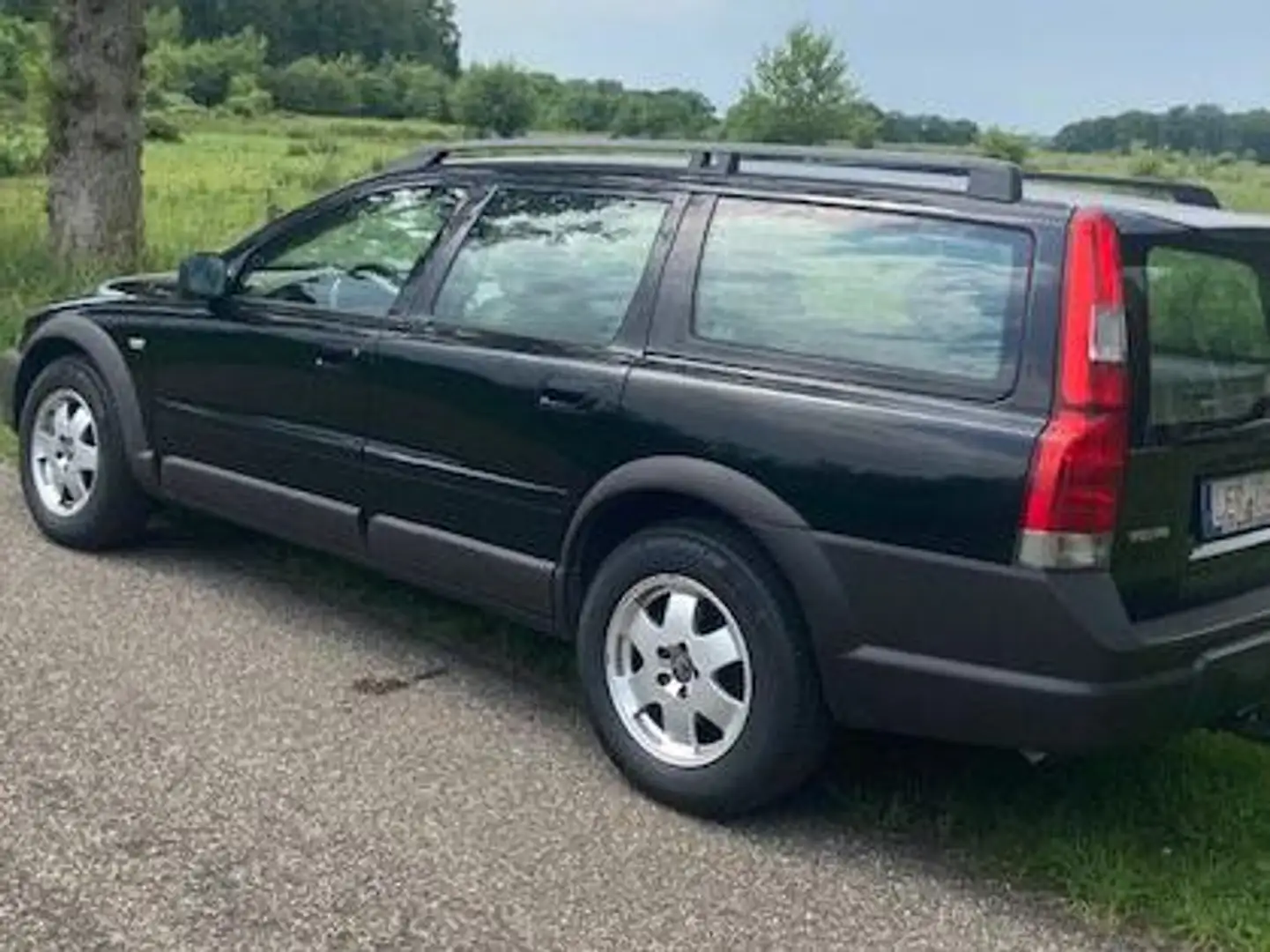 Volvo V70 V70 2.4 T Comfort Line Zwart - 1