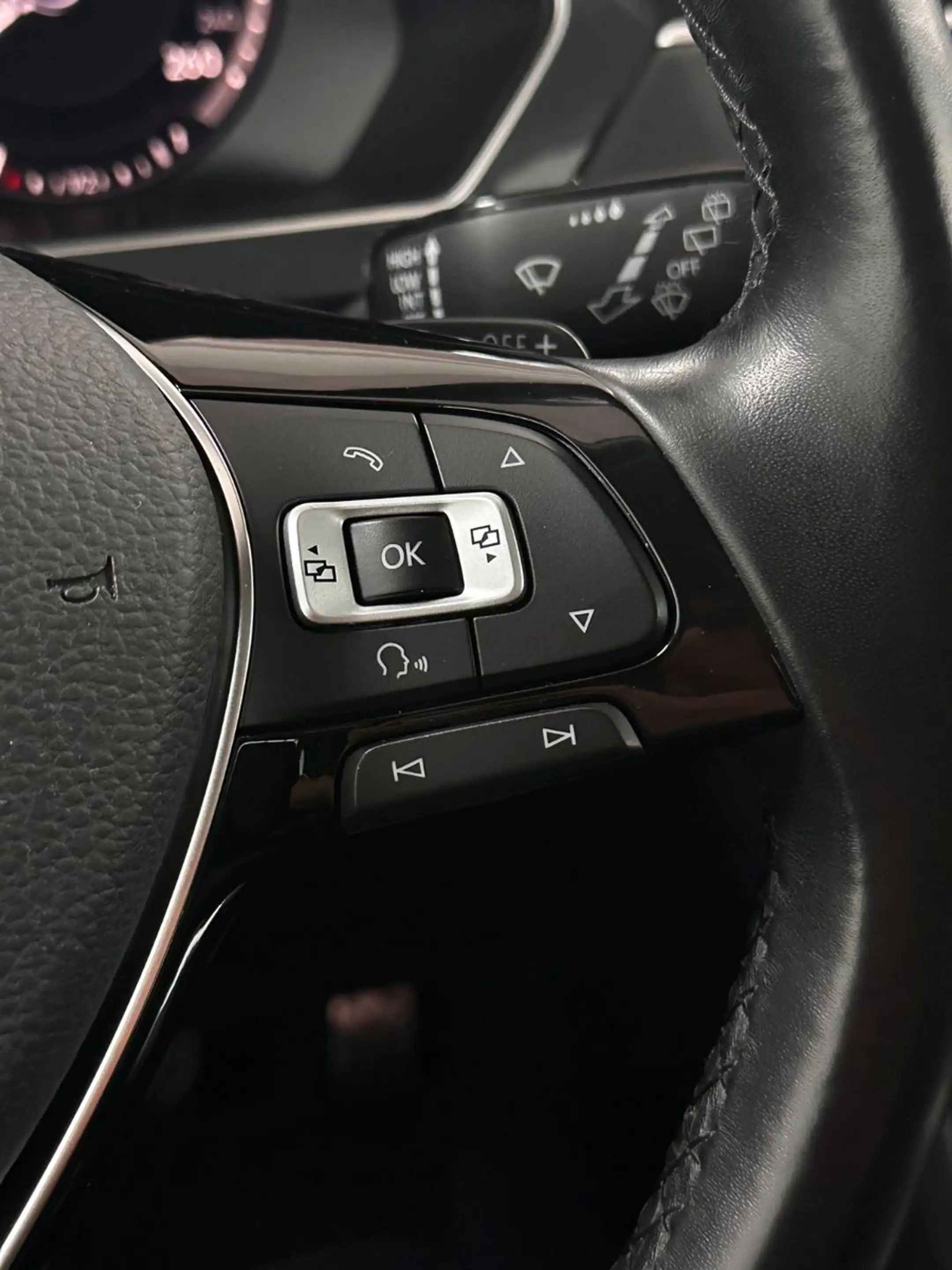 Volkswagen Tiguan Highline 4Motion.LED.AHK.NAVI.PANO.ACC — photo 24