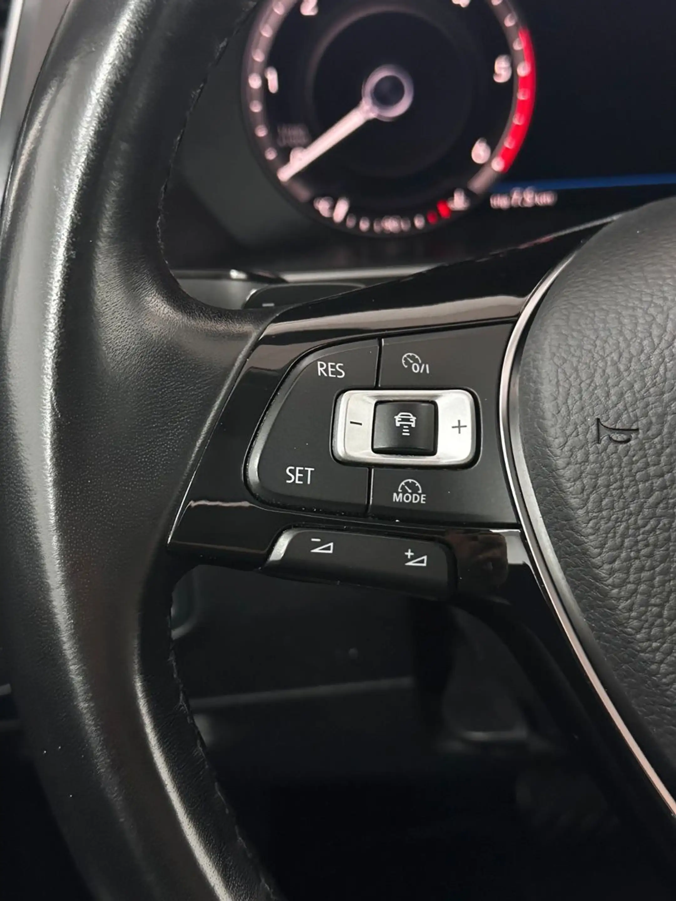 Volkswagen Tiguan Highline 4Motion.LED.AHK.NAVI.PANO.ACC — photo 23