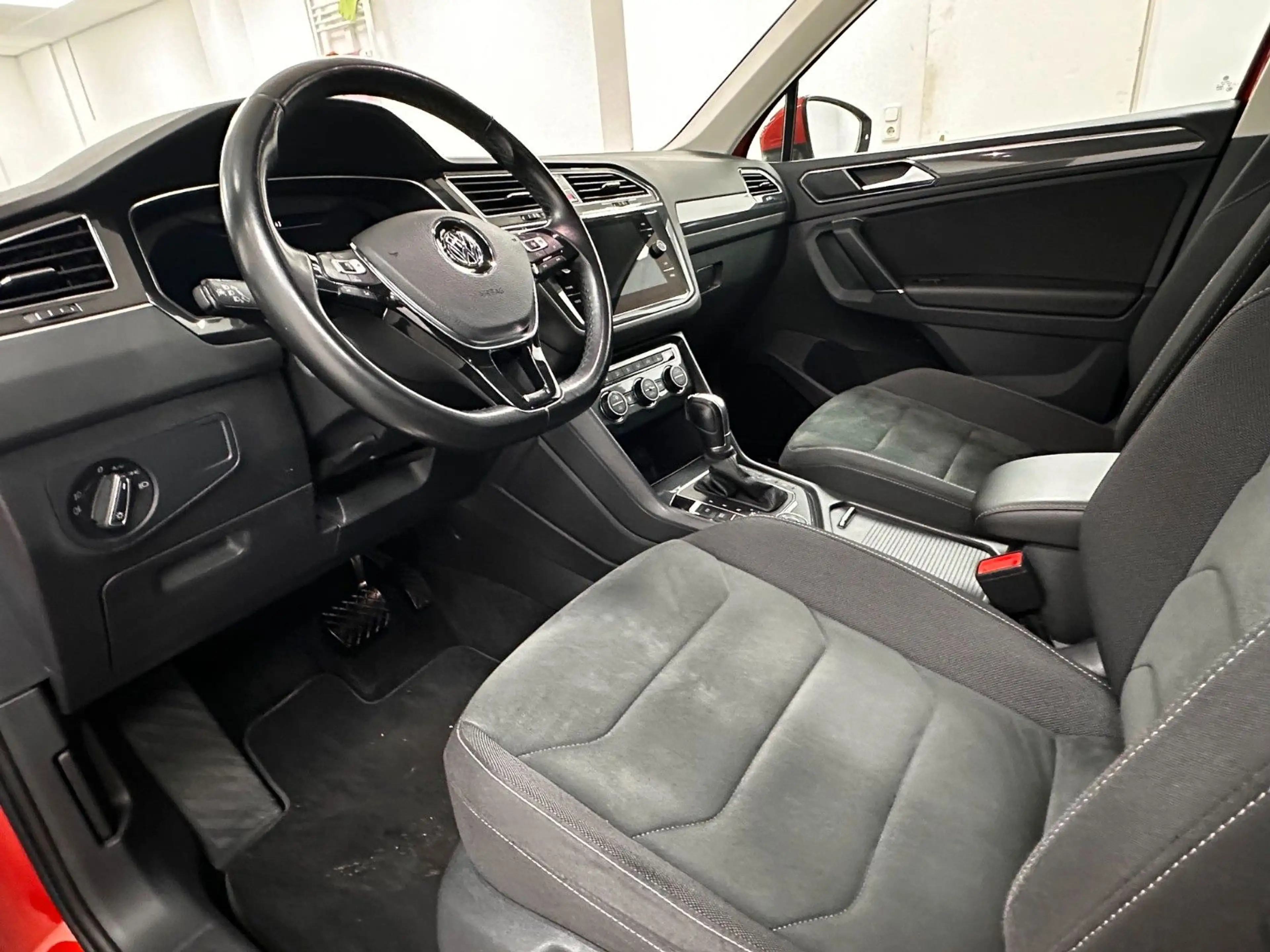 Volkswagen Tiguan Highline 4Motion.LED.AHK.NAVI.PANO.ACC — photo 22