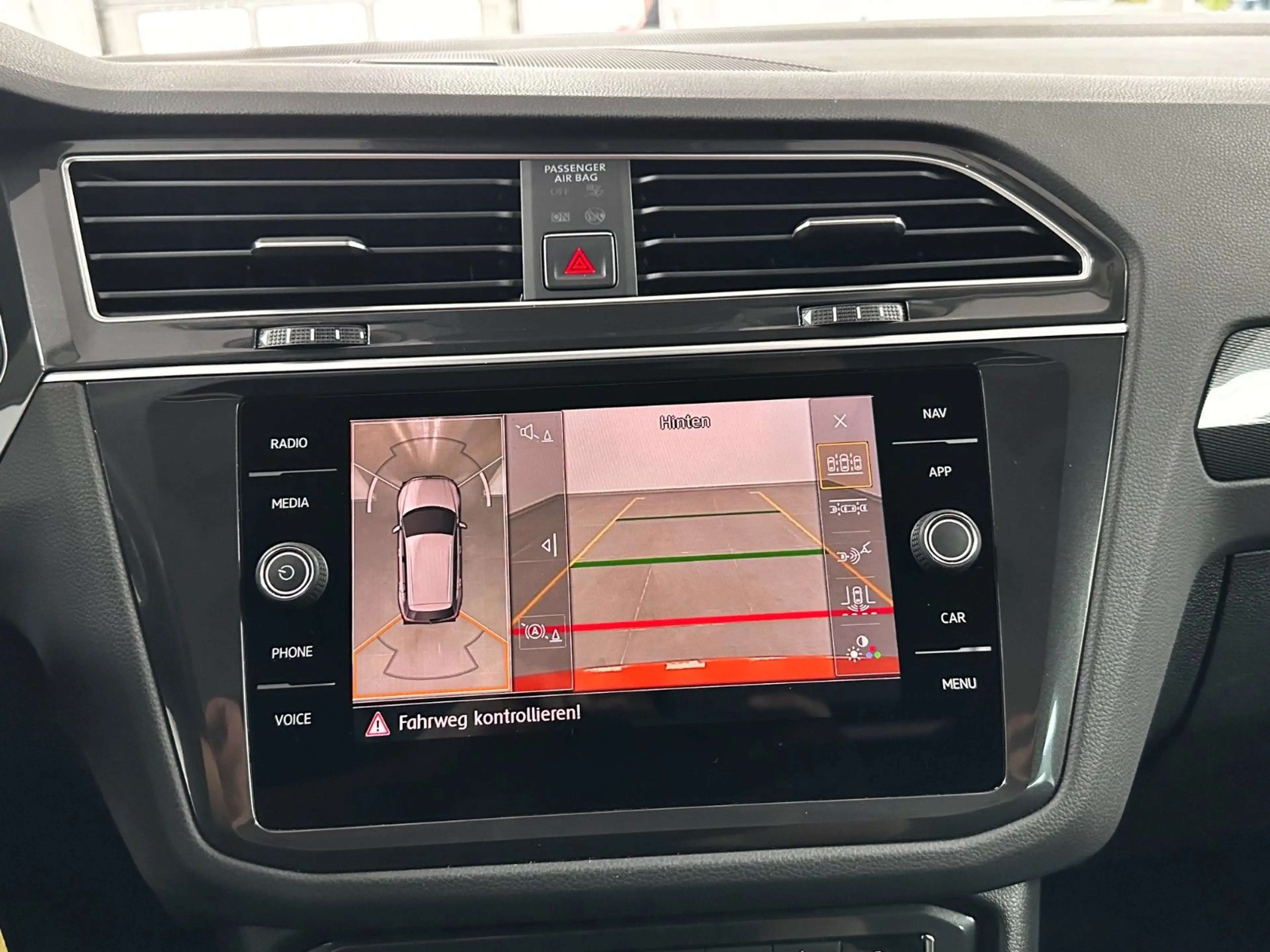 Volkswagen Tiguan Highline 4Motion.LED.AHK.NAVI.PANO.ACC — photo 33