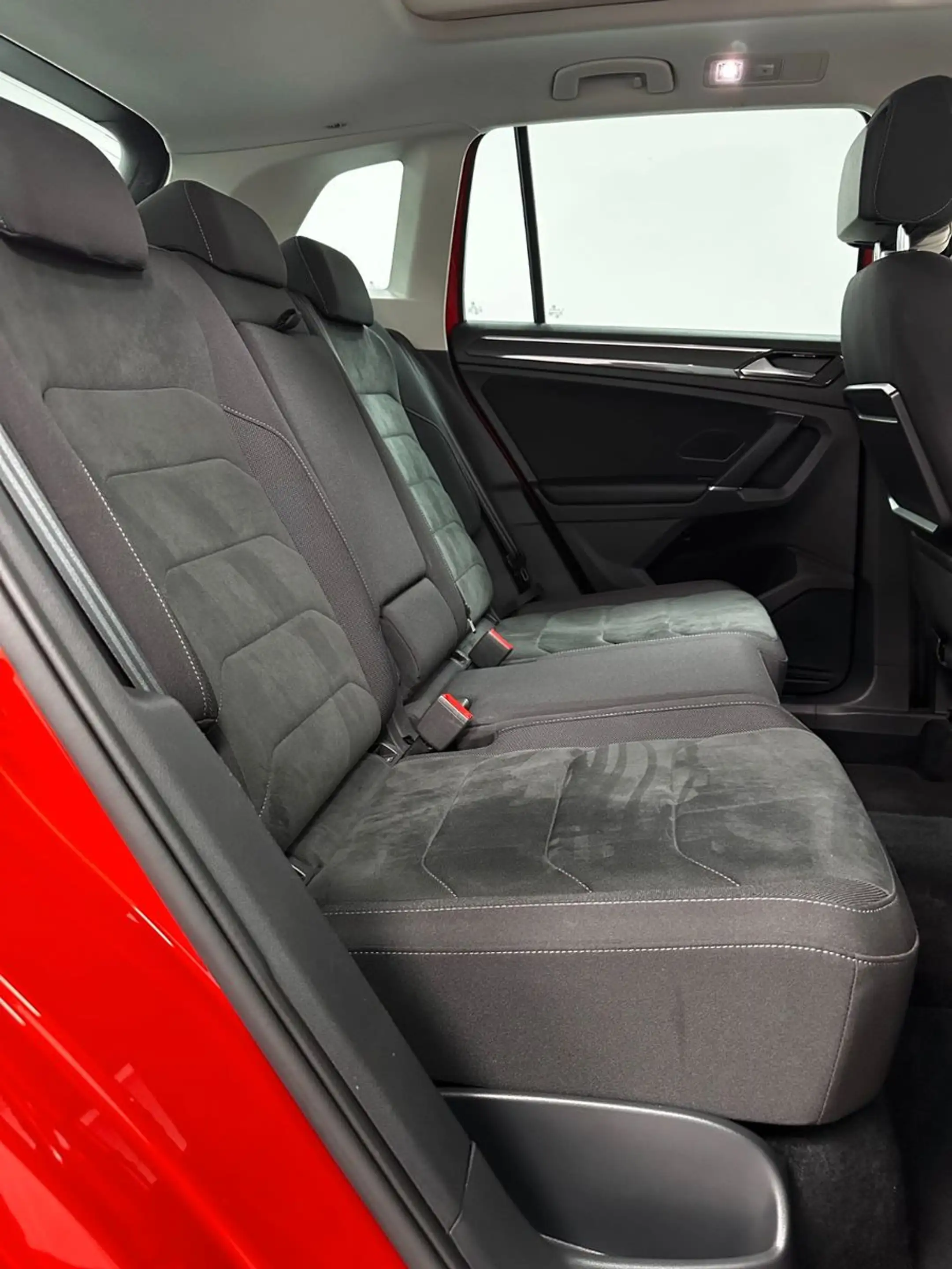 Volkswagen Tiguan Highline 4Motion.LED.AHK.NAVI.PANO.ACC — photo 14