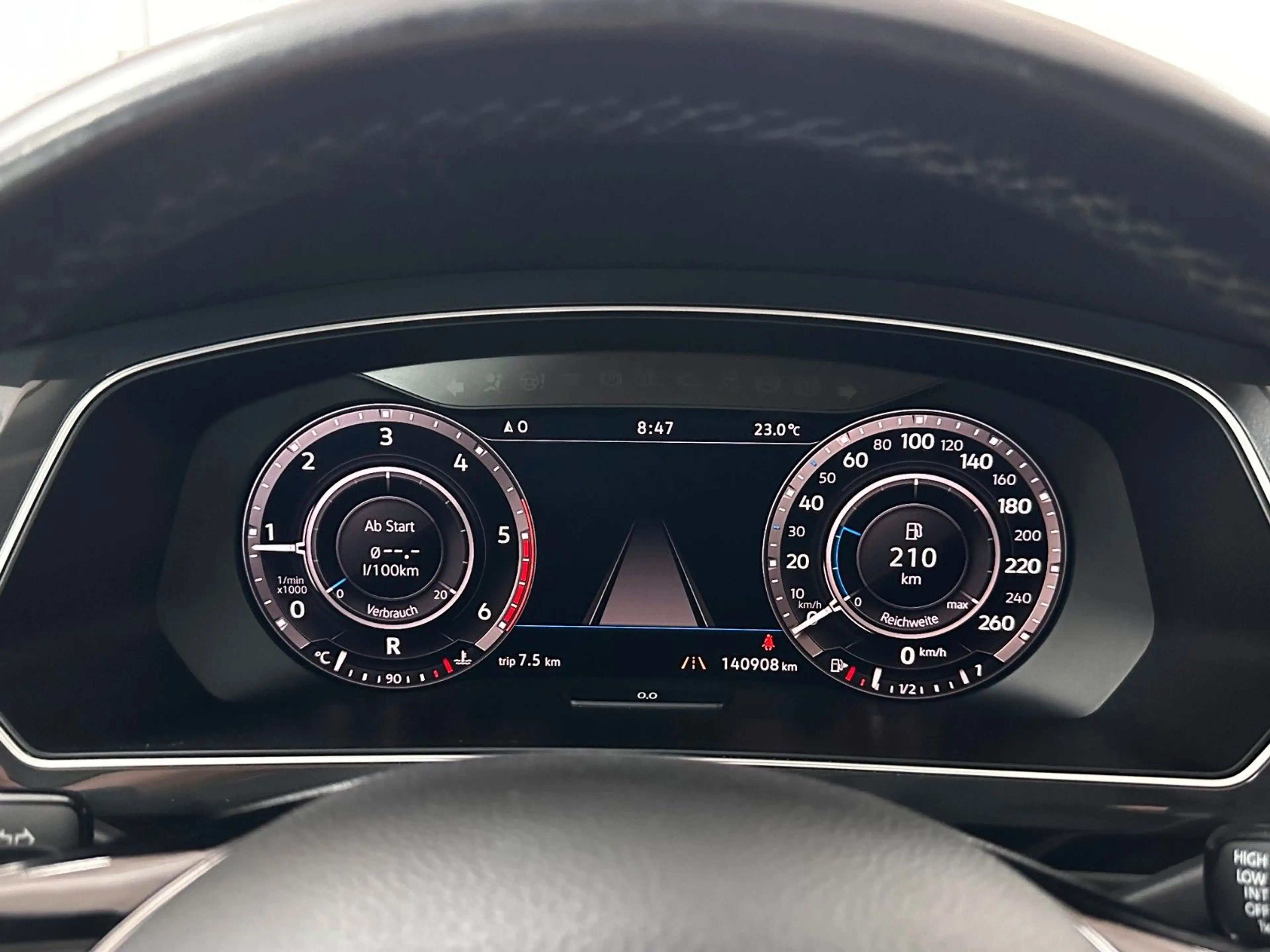 Volkswagen Tiguan Highline 4Motion.LED.AHK.NAVI.PANO.ACC — photo 34