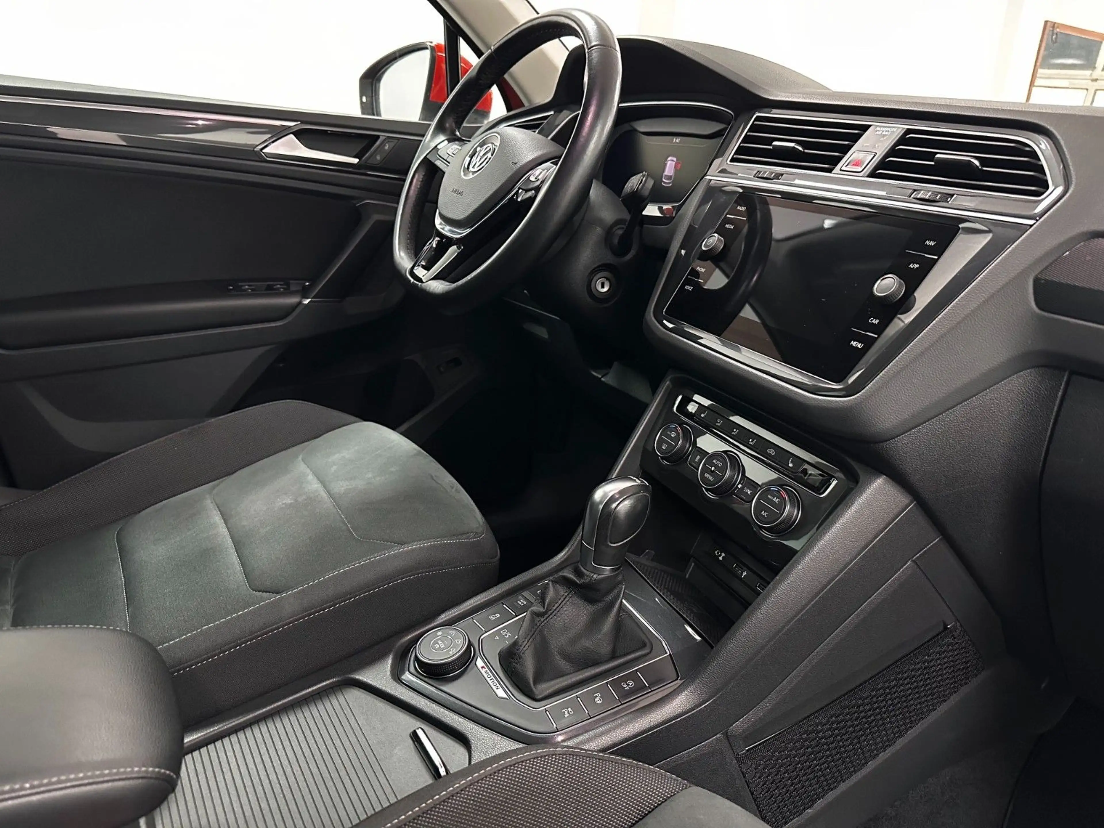 Volkswagen Tiguan Highline 4Motion.LED.AHK.NAVI.PANO.ACC — photo 13