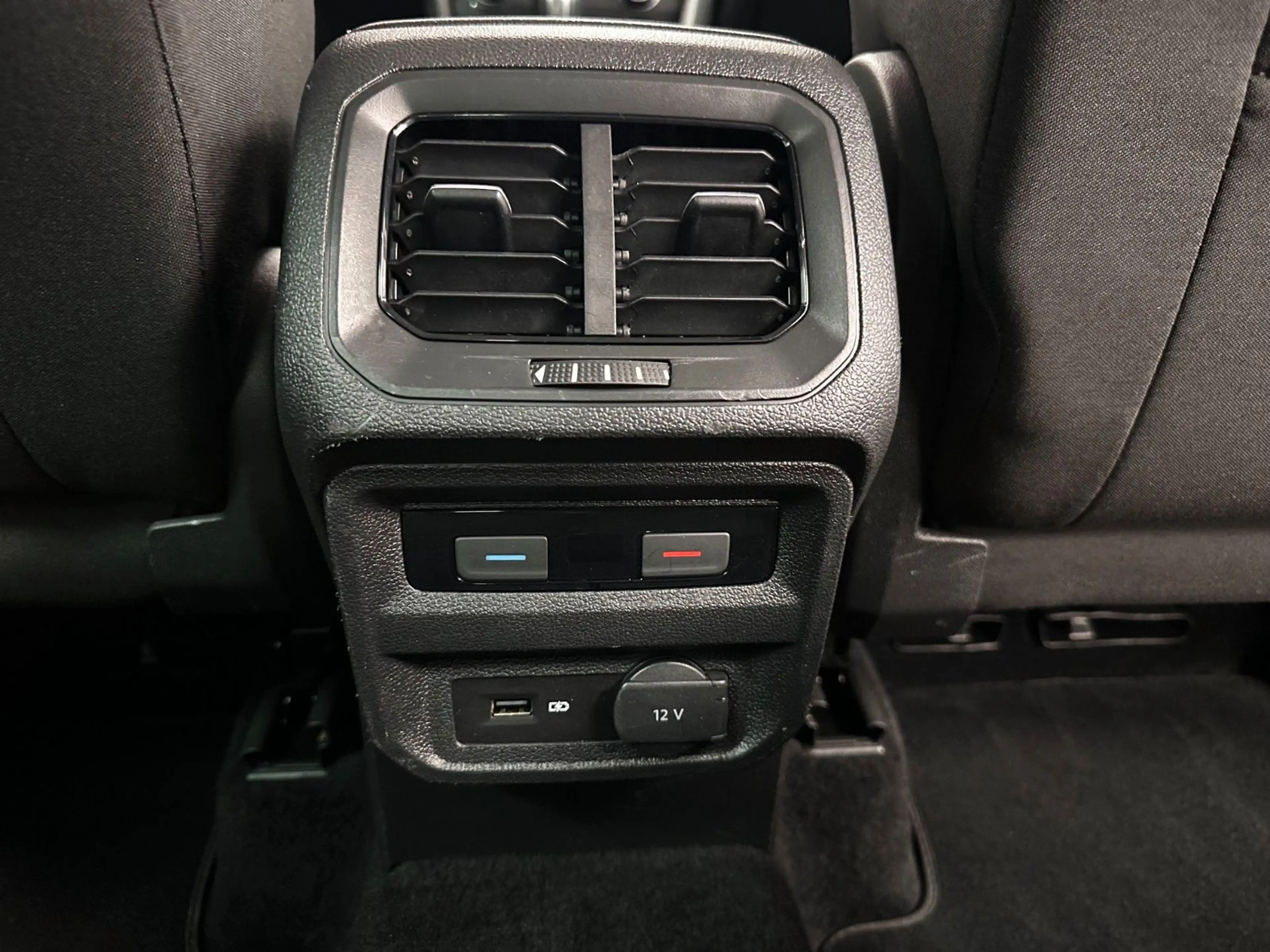 Volkswagen Tiguan Highline 4Motion.LED.AHK.NAVI.PANO.ACC — photo 17