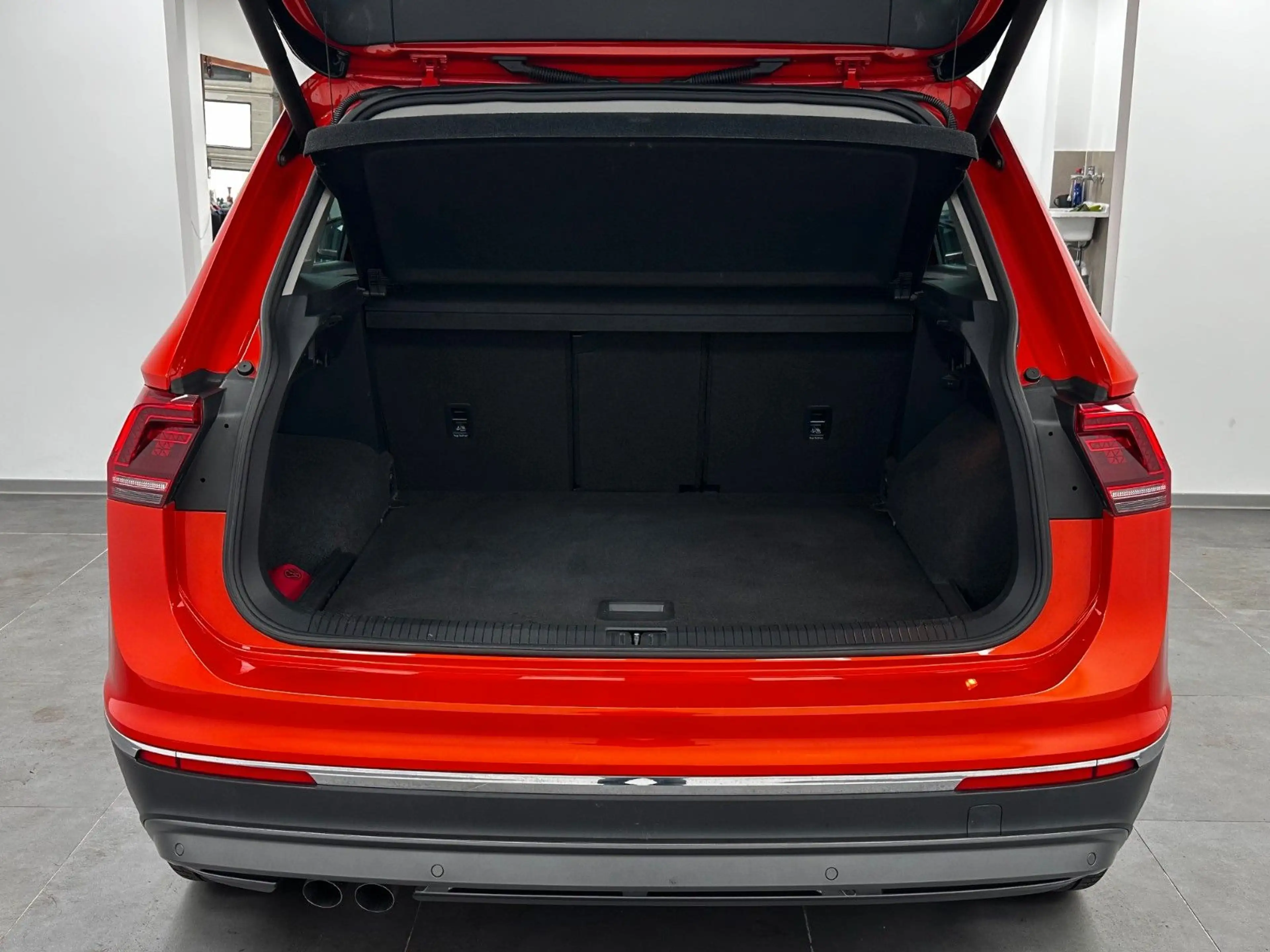 Volkswagen Tiguan Highline 4Motion.LED.AHK.NAVI.PANO.ACC — photo 9