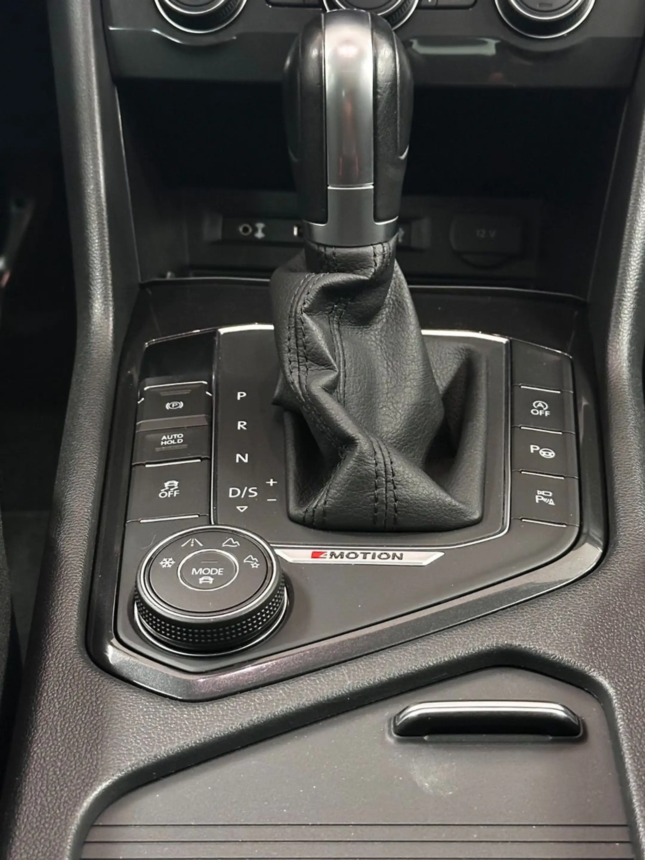 Volkswagen Tiguan Highline 4Motion.LED.AHK.NAVI.PANO.ACC — photo 18