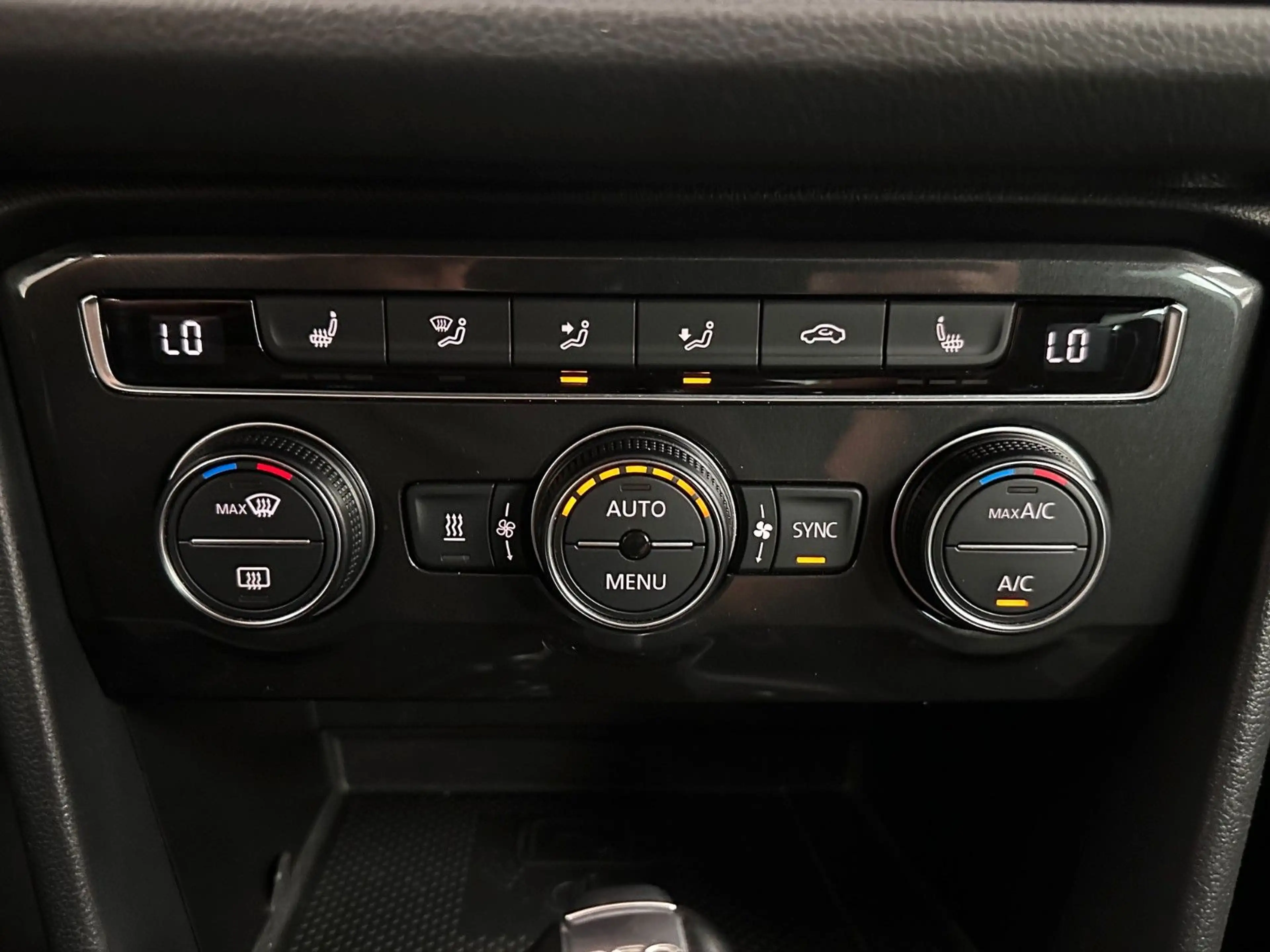 Volkswagen Tiguan Highline 4Motion.LED.AHK.NAVI.PANO.ACC — photo 30
