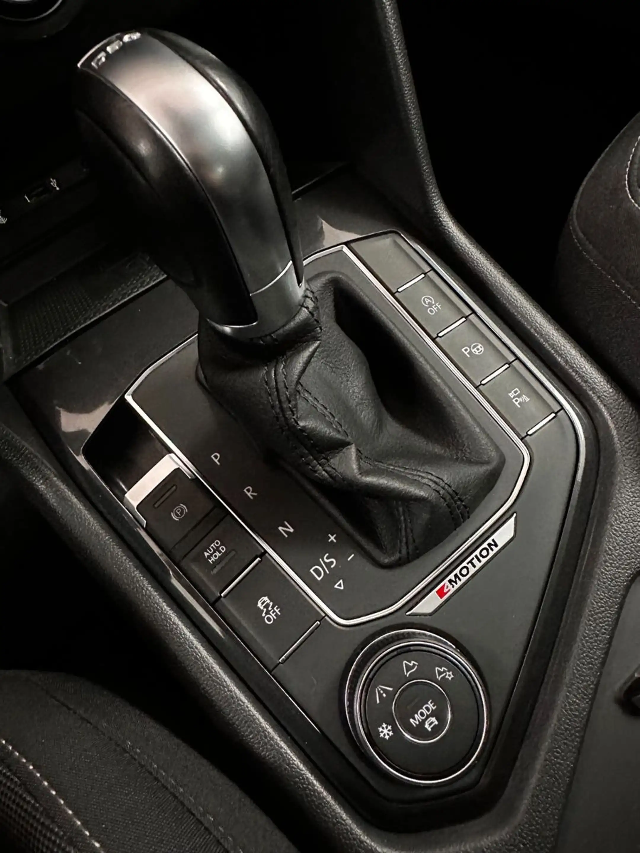 Volkswagen Tiguan Highline 4Motion.LED.AHK.NAVI.PANO.ACC — photo 27