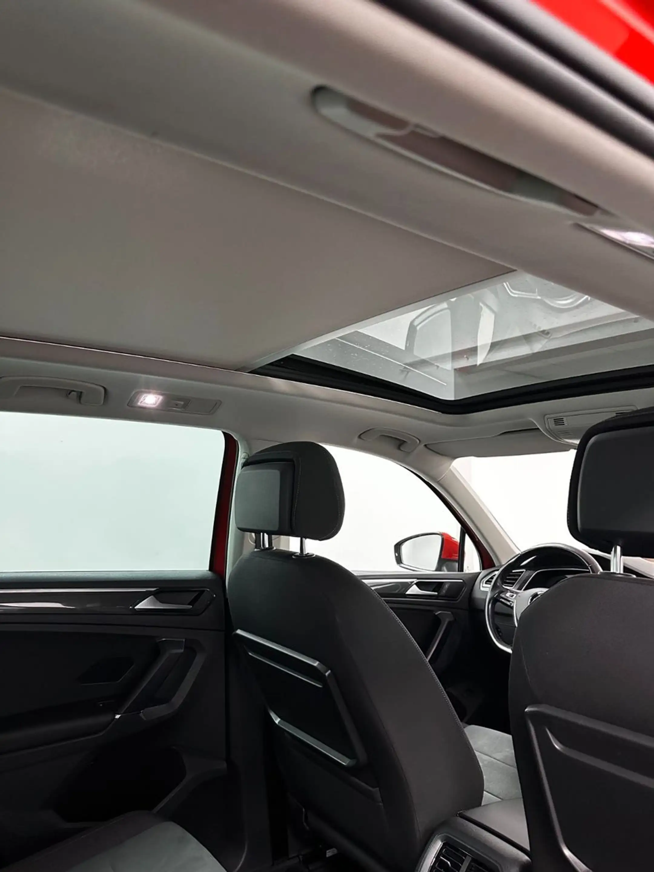 Volkswagen Tiguan Highline 4Motion.LED.AHK.NAVI.PANO.ACC — photo 15