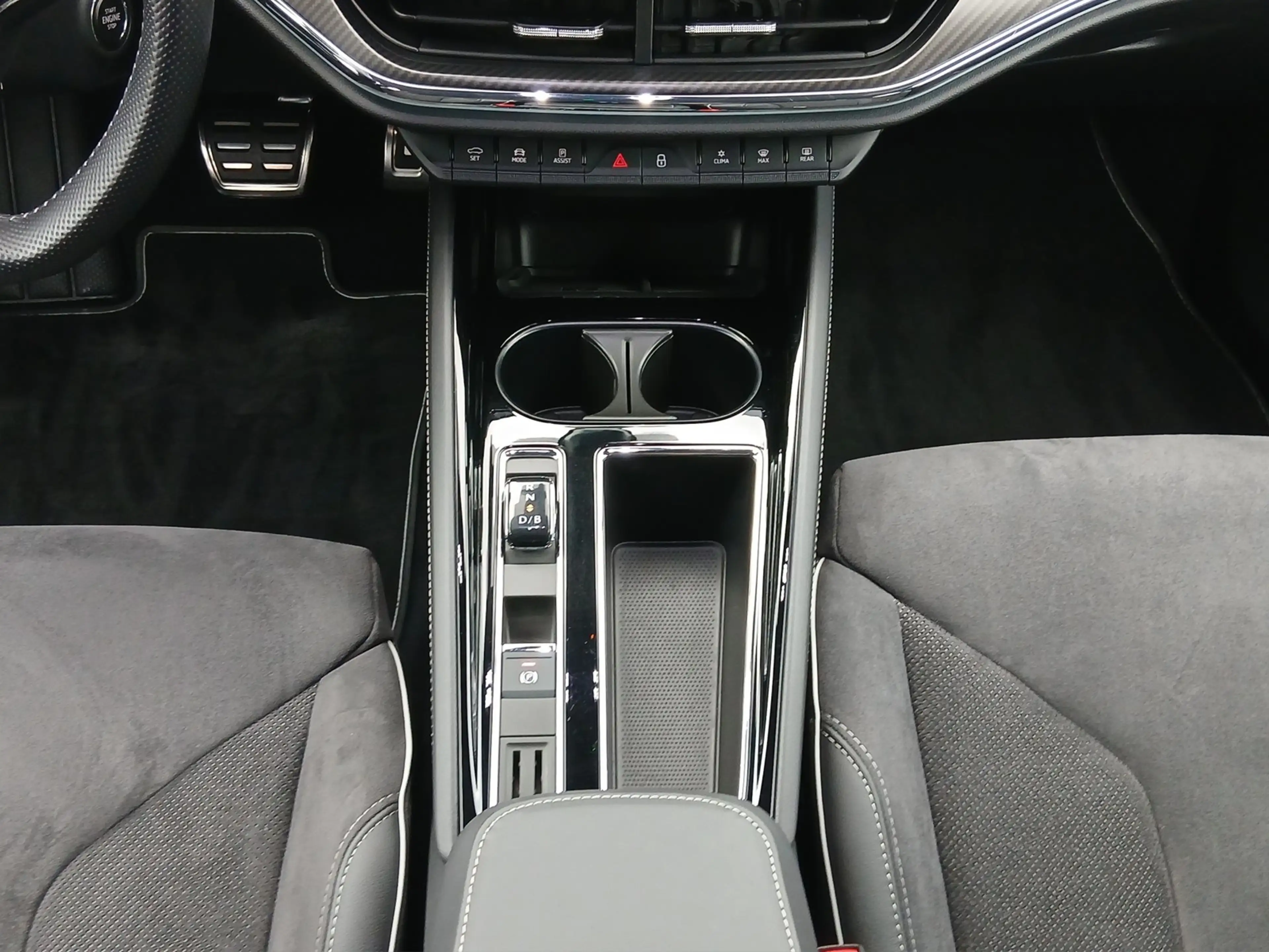 Skoda Enyaq 80 x Sportline Pano HUD Matrix — photo 15
