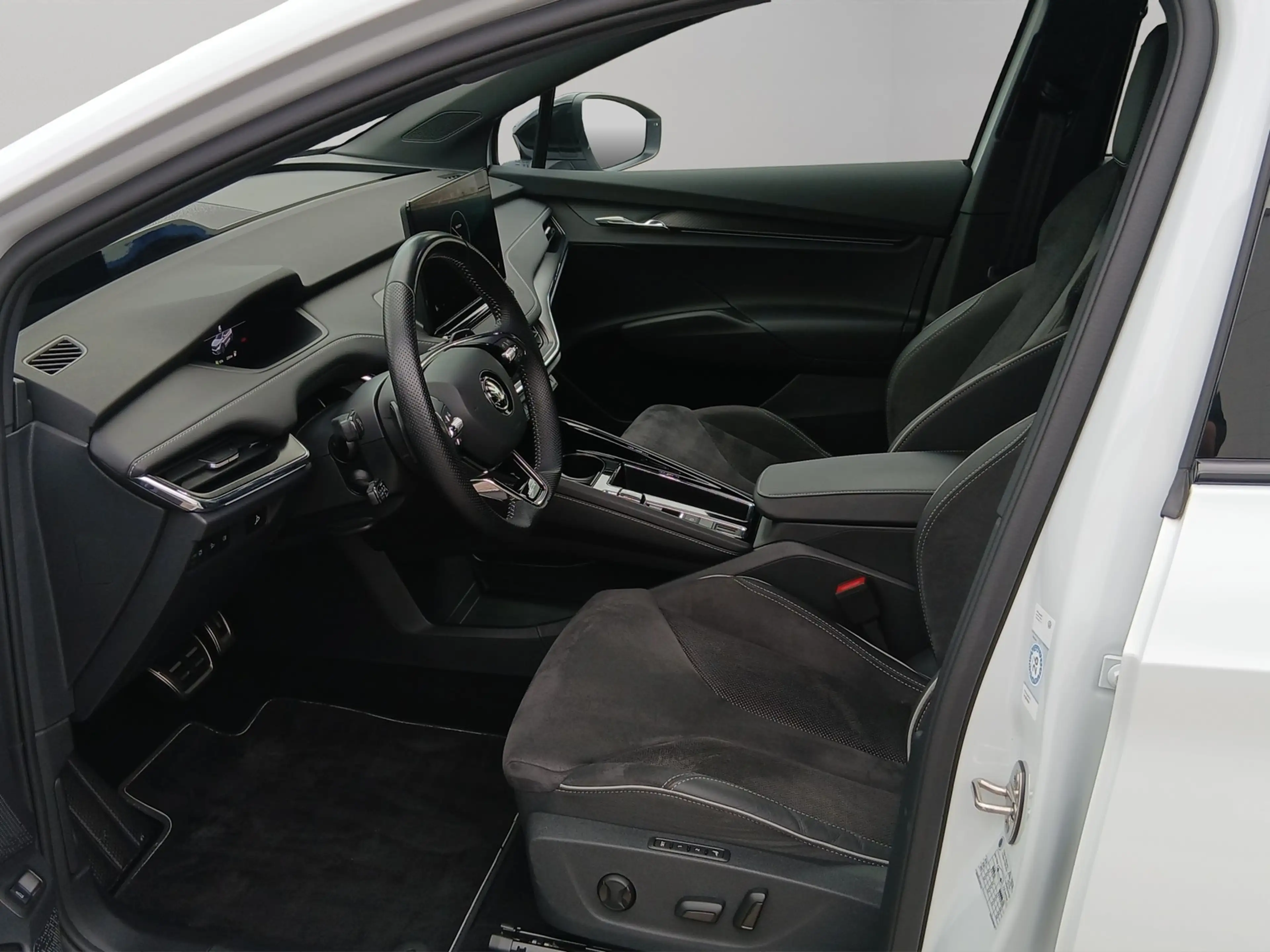 Skoda Enyaq 80 x Sportline Pano HUD Matrix — photo 9
