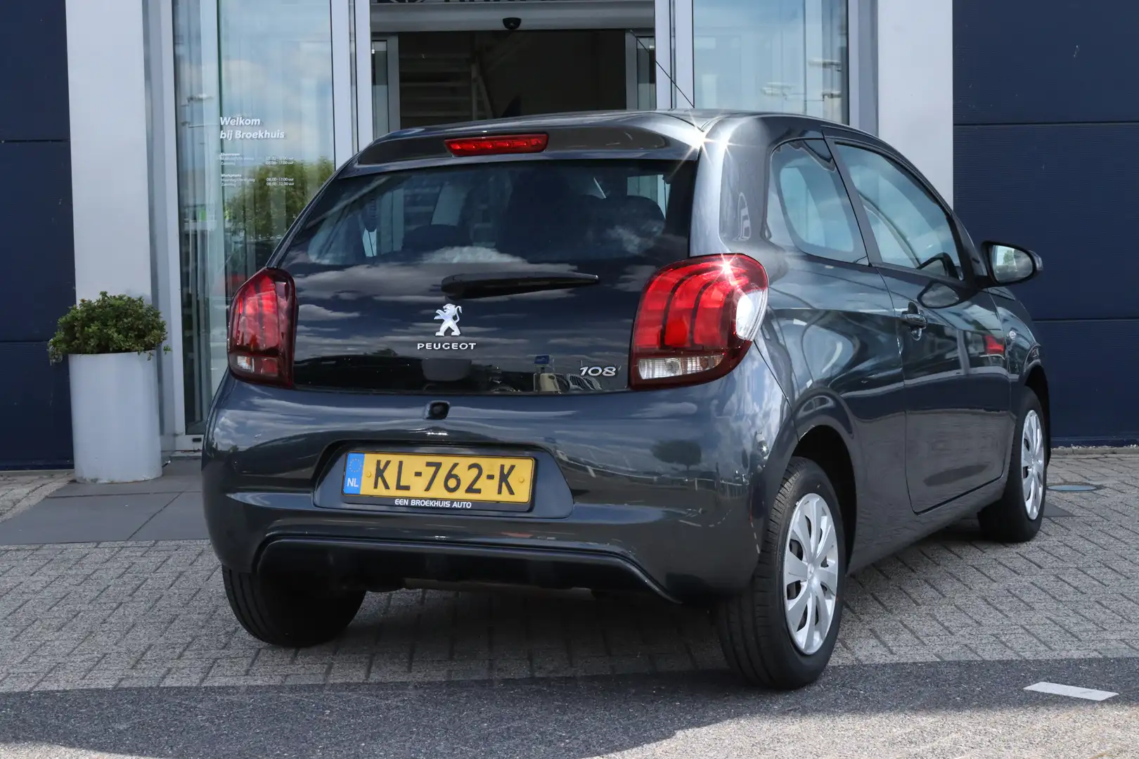 Peugeot 108 1.0 e-VTi Active | Airco | Radio | Elektrische ram Grijs - 2