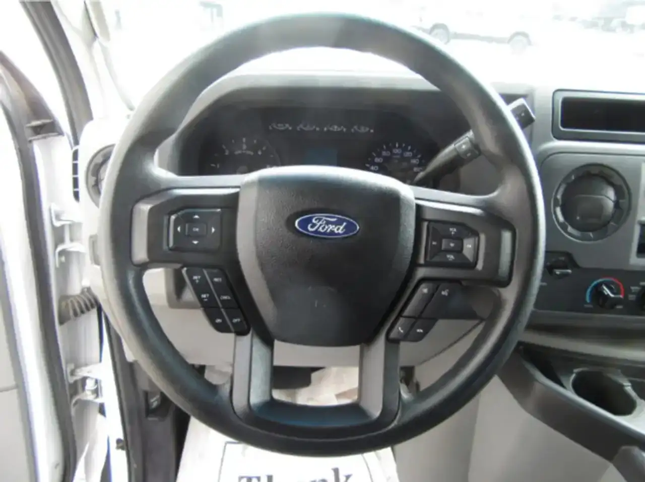 Ford E-450 снимка Ford E-450