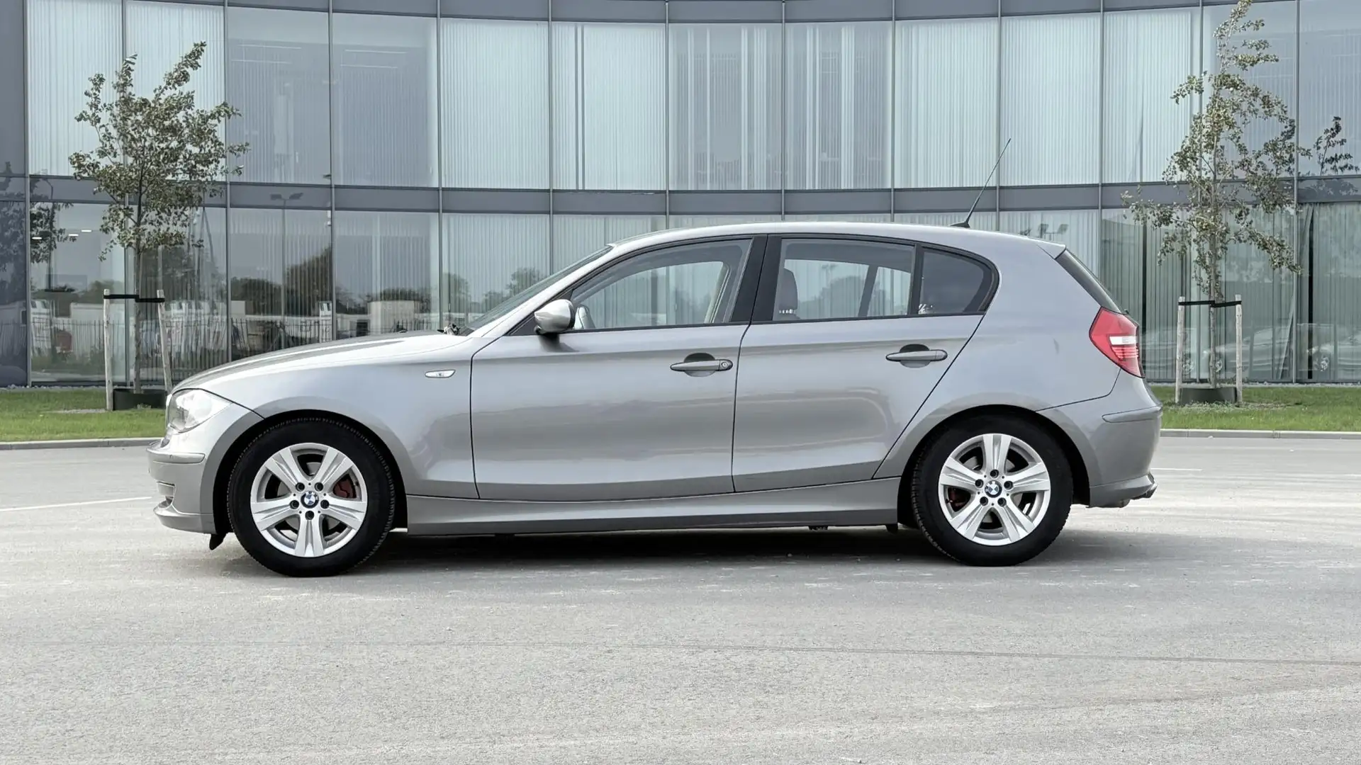 BMW 116 1-serie 116i EffDyn. Ed. Business Line Ultimate Ed Grau - 2