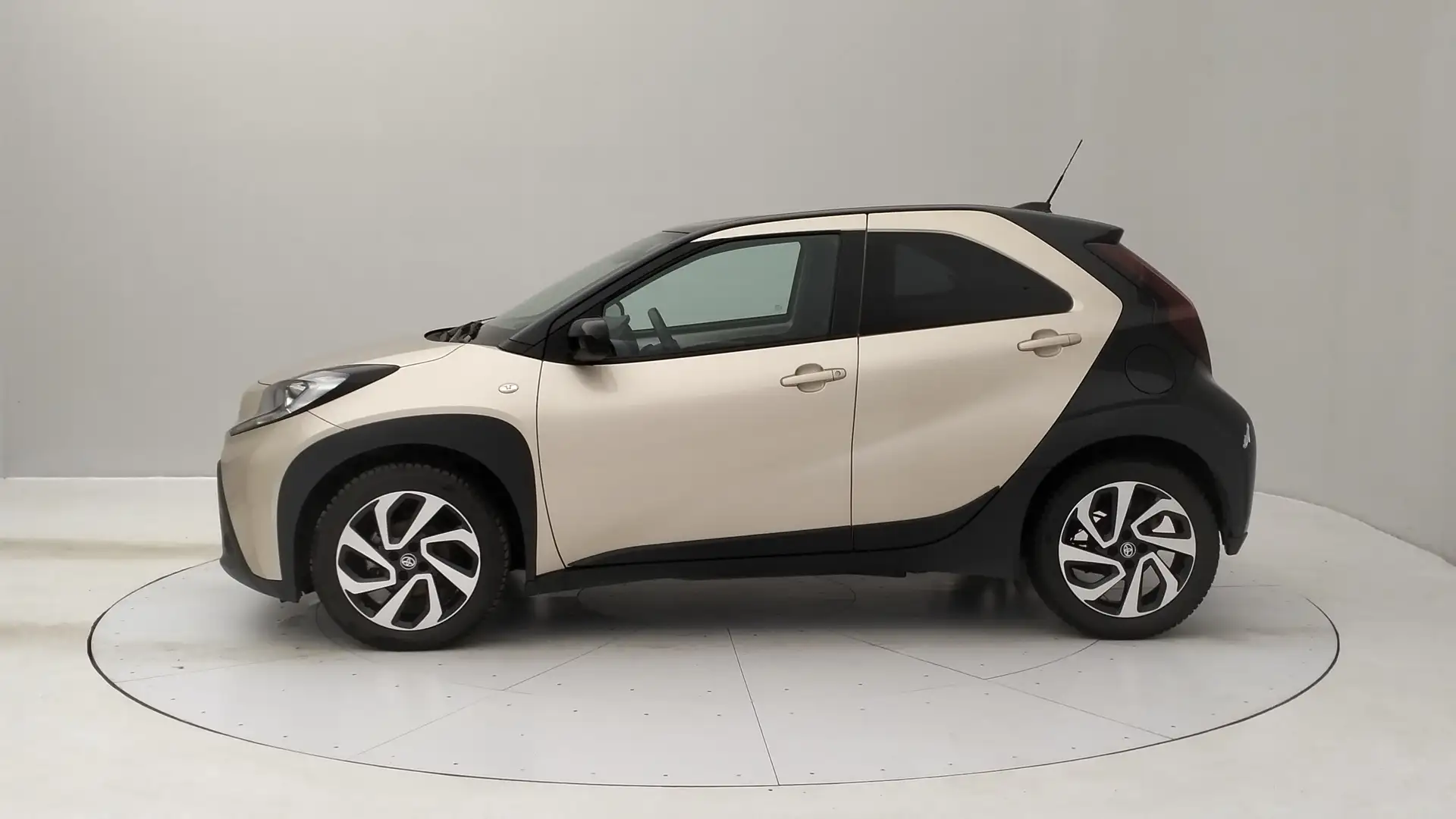 Toyota Aygo X 1.0 Trend Beige - 2